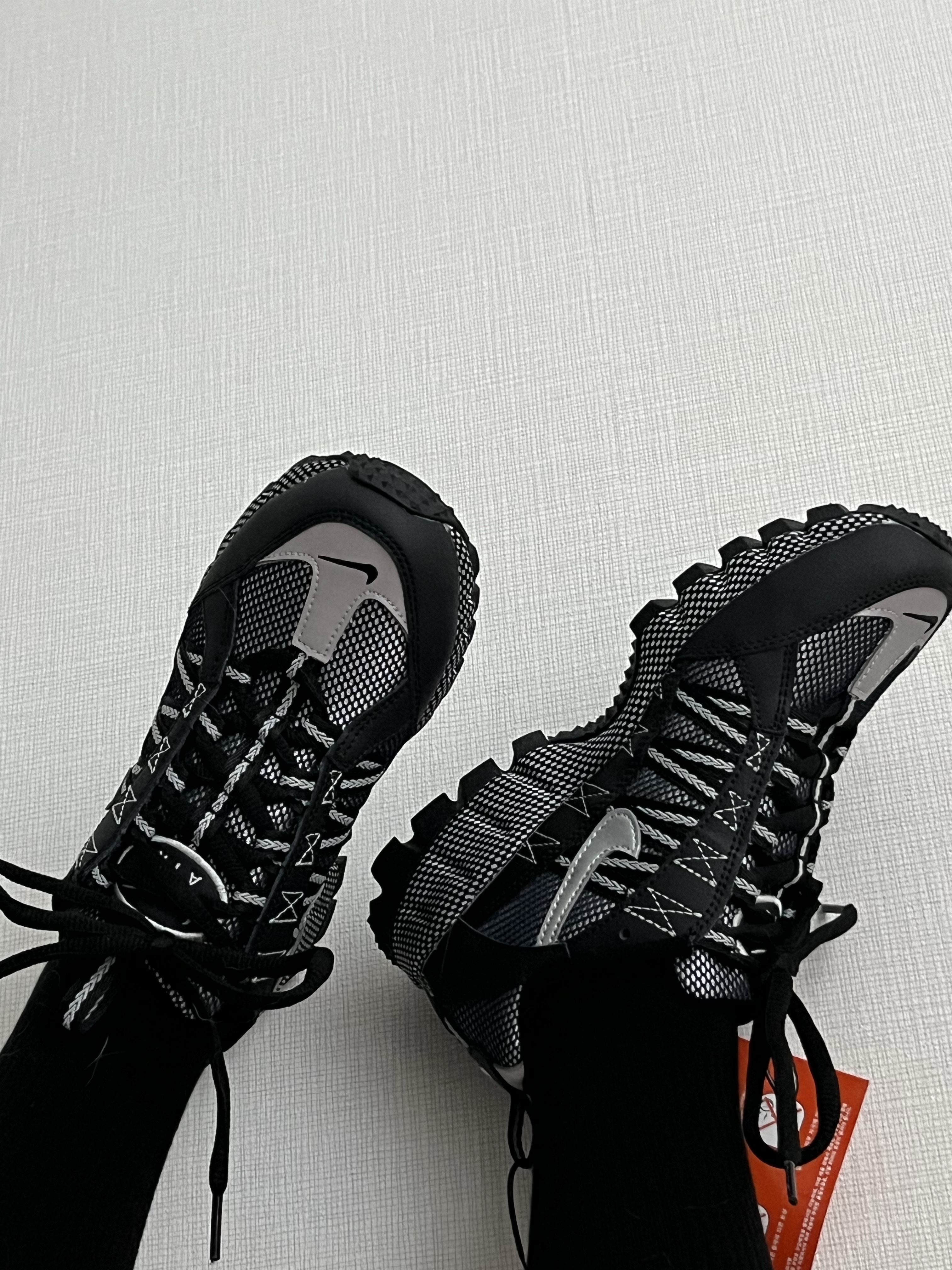 Nike Air Humara Black and Metallic Silver 착용 스타일