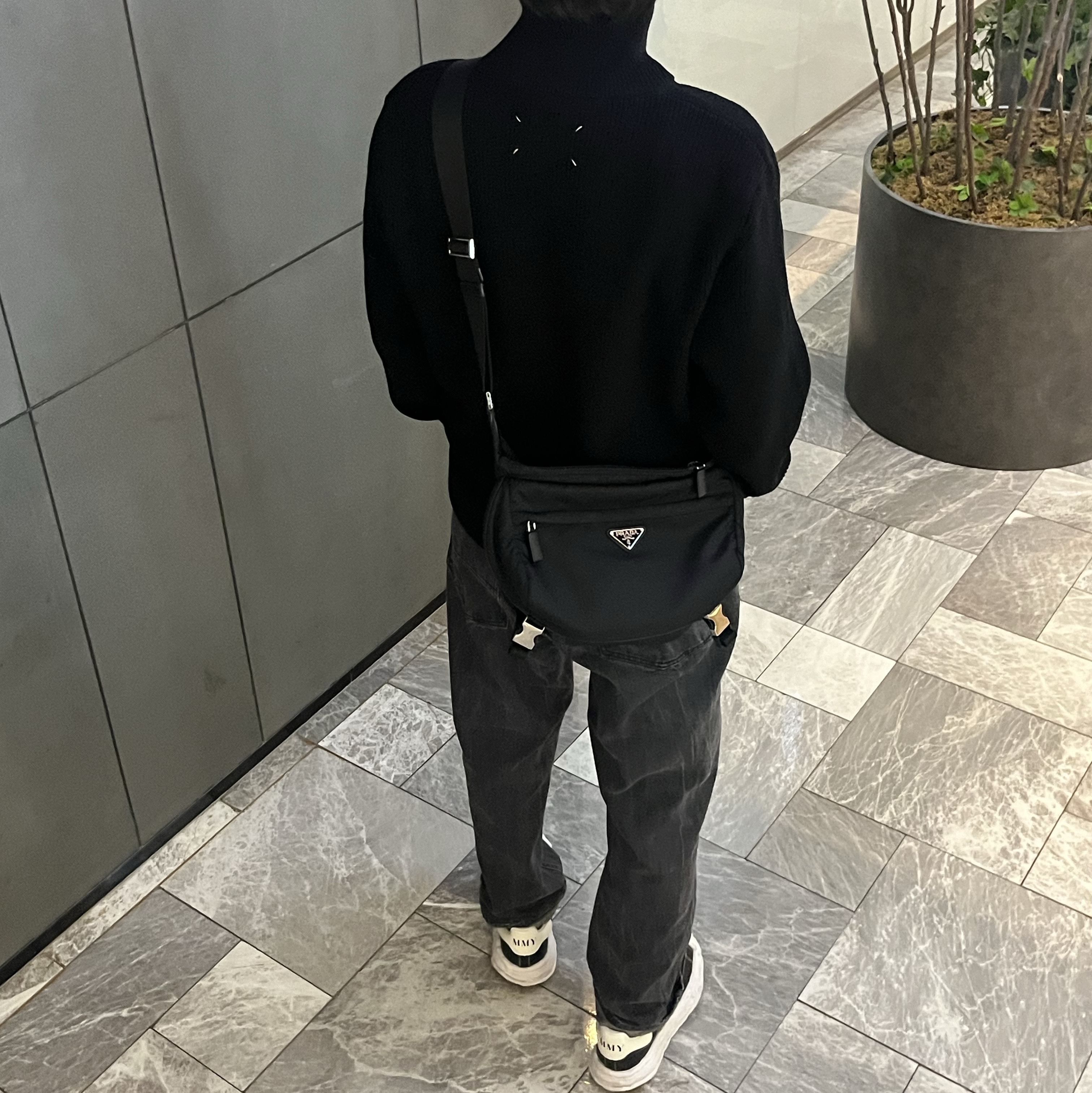 Maison Margiela Knit Zip Up Cardigan Black, Prada Re-Nylon and Saffiano Leather Shoulder Bag Black 착용 스타일 - 2