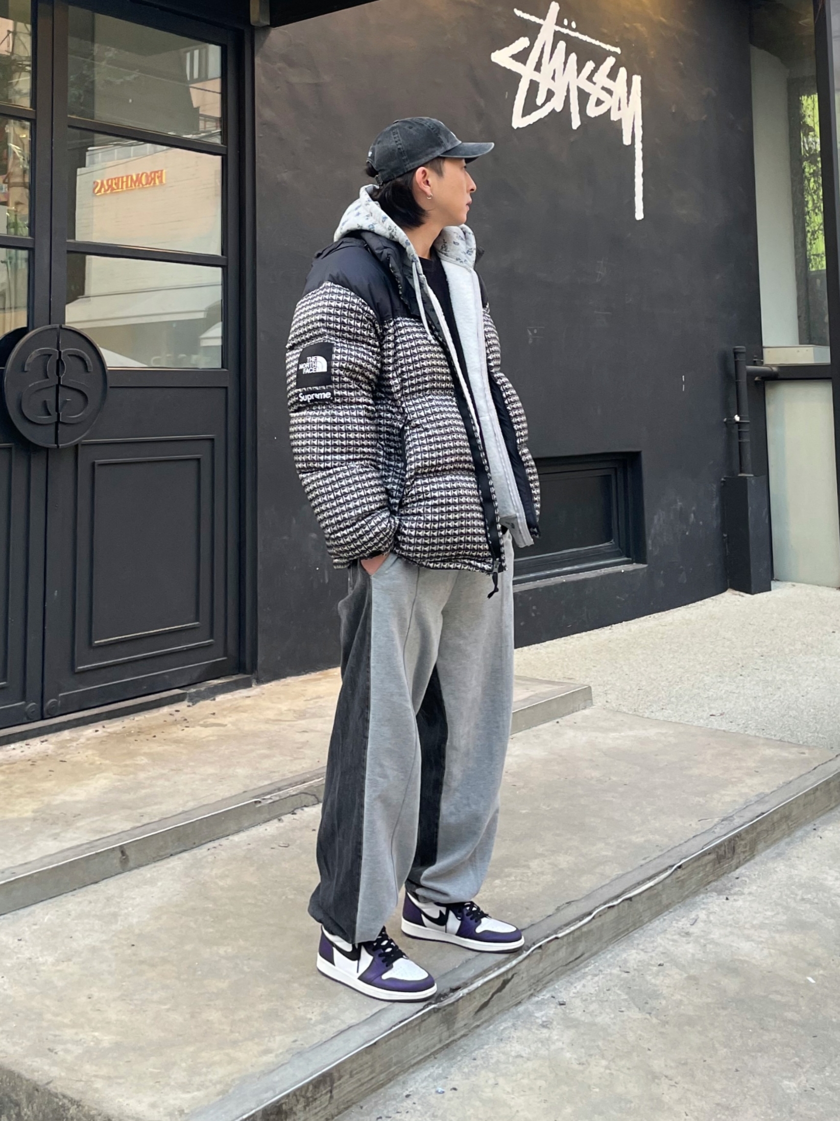 Supreme Pigment Print S Logo 6-Panel Black - 23FW, Supreme x The North Face Studded Nuptse Jacket Black - 21SS 착용 스타일 - 1
