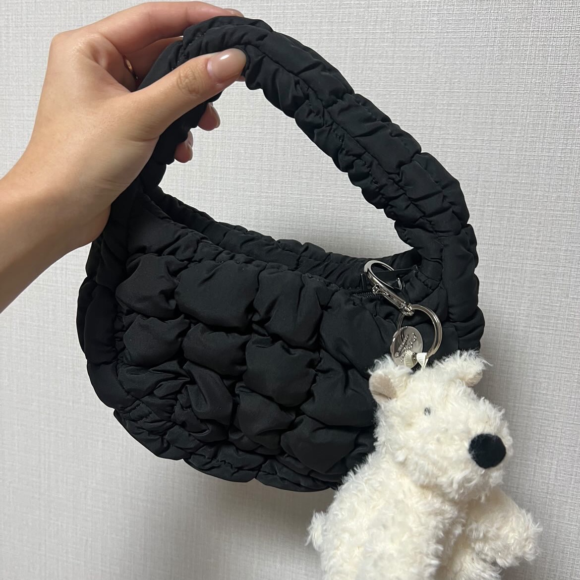 COS Quilted Micro Bag Black, Jellycat Munro Scottie Dog Bag Charm Cream 착용 스타일