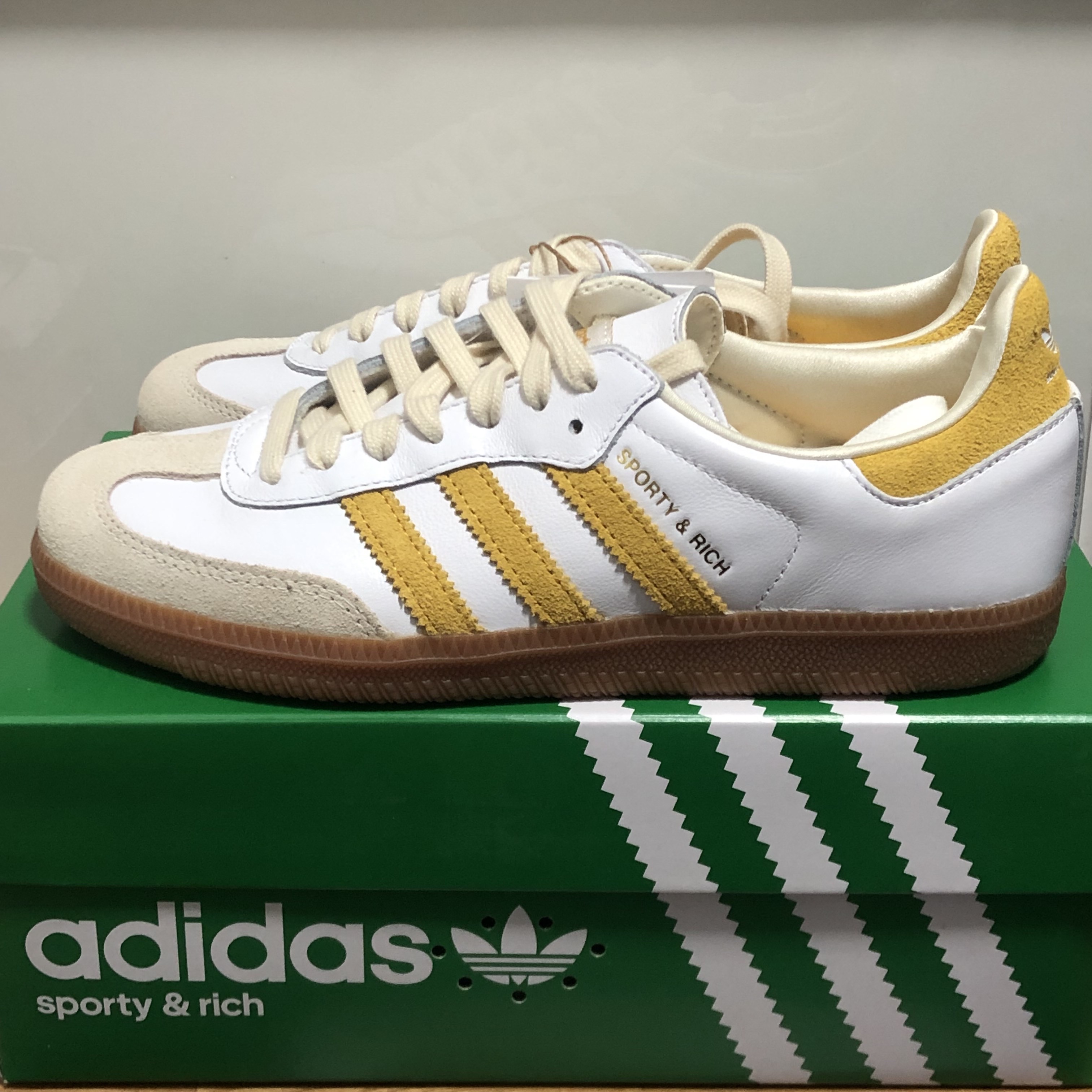 Adidas x Sporty & Rich Samba OG Cloud White Bold Gold 착용 스타일