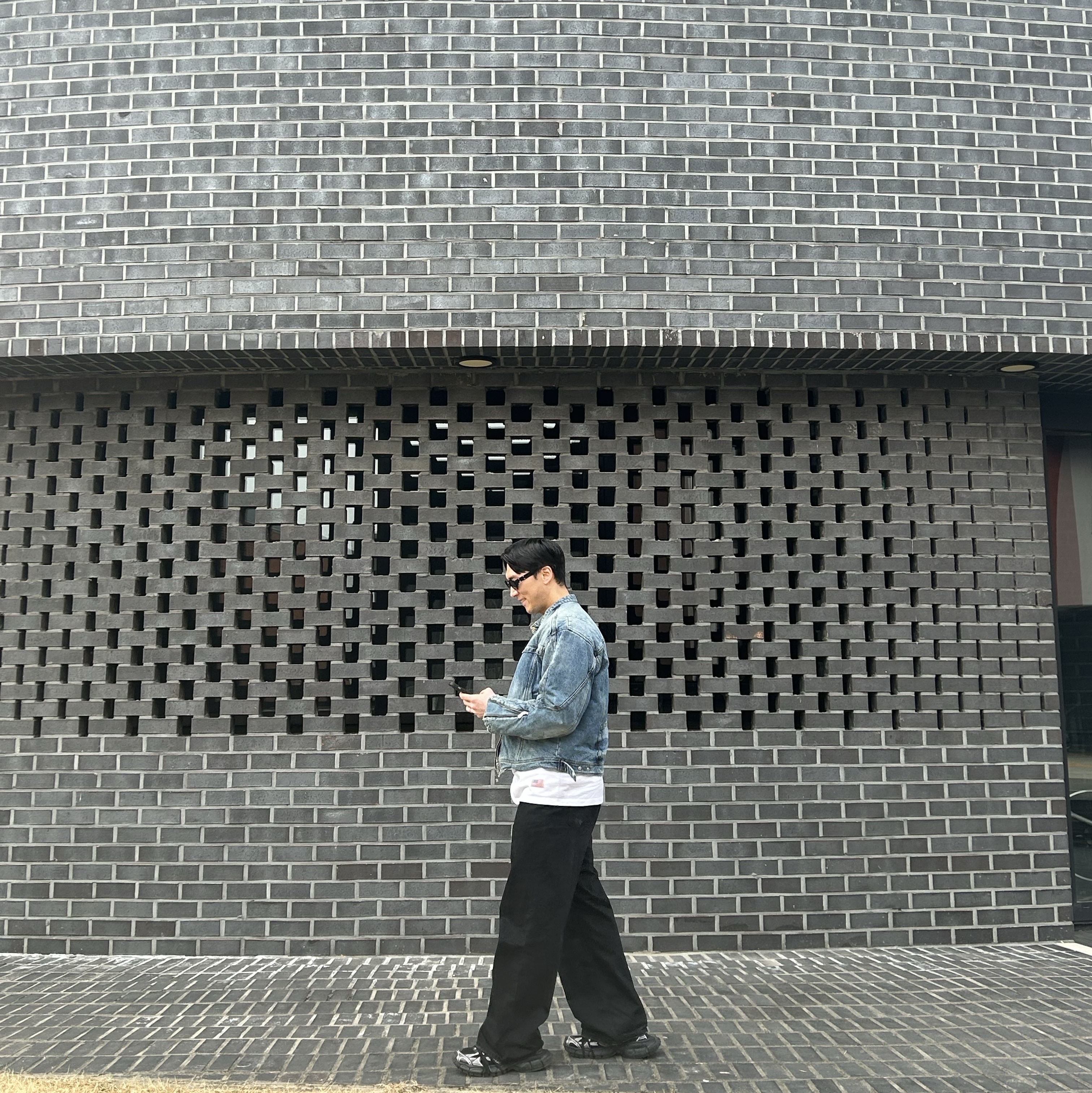 Gentle Monster x Maison Margiela MM005 Black Black, Balenciaga 3XL Sneakers Black White 착용 스타일 - 2