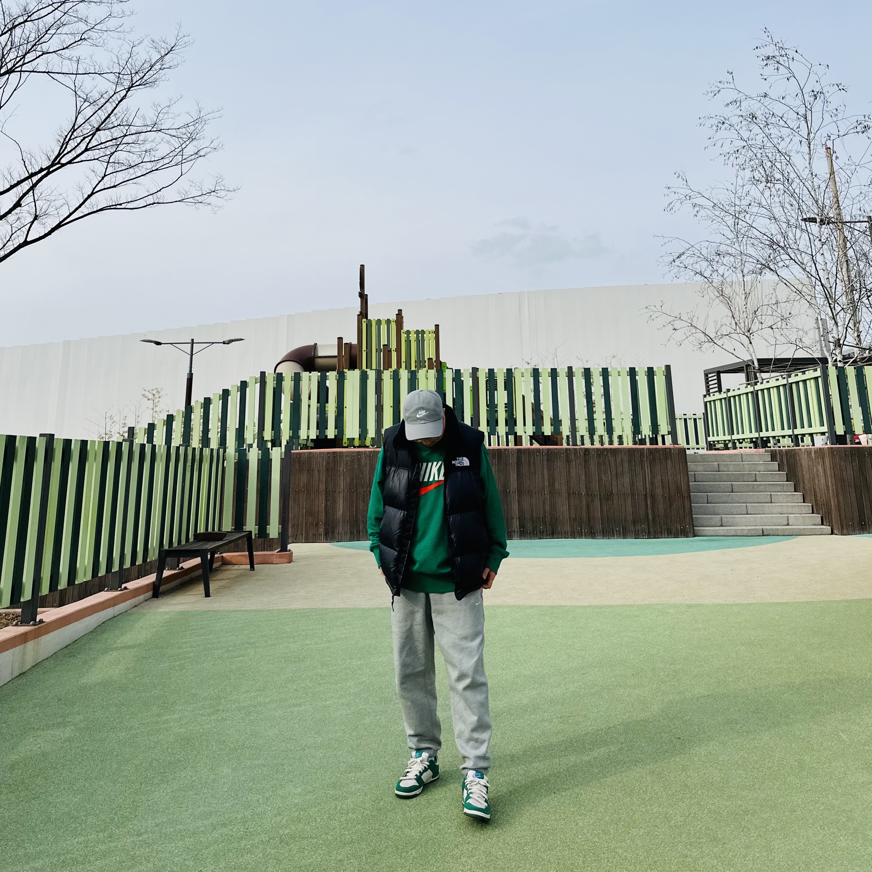 Nike Heritage 86 Futura Washed Cap Particle Grey, Nike NSW French Terry Crewneck Green - US/EU 착용 스타일 - 1