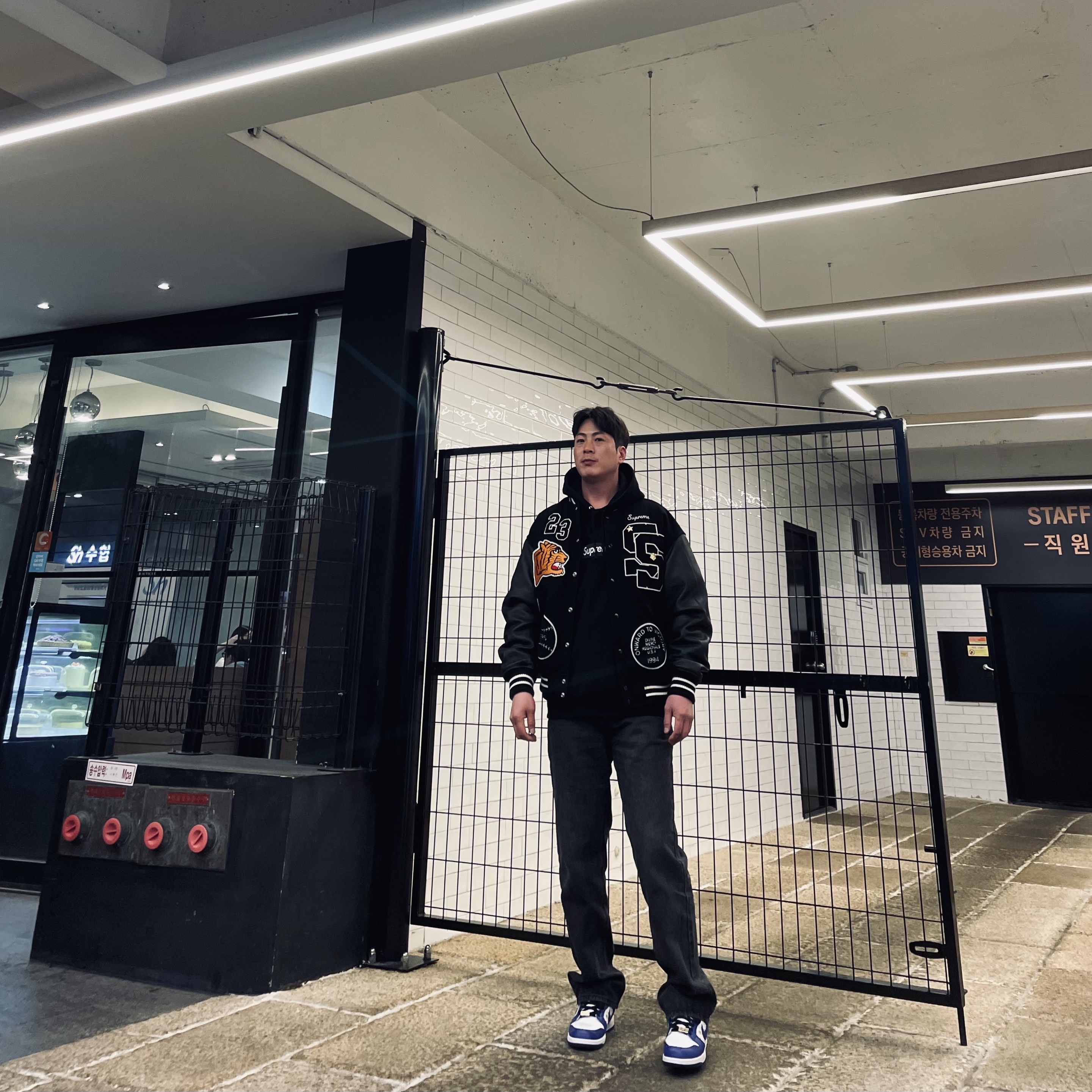 Supreme Box Logo Hooded Sweatshirt Black - 23FW, Supreme Tiger Varsity Jacket Black - 23FW 착용 스타일 - 1