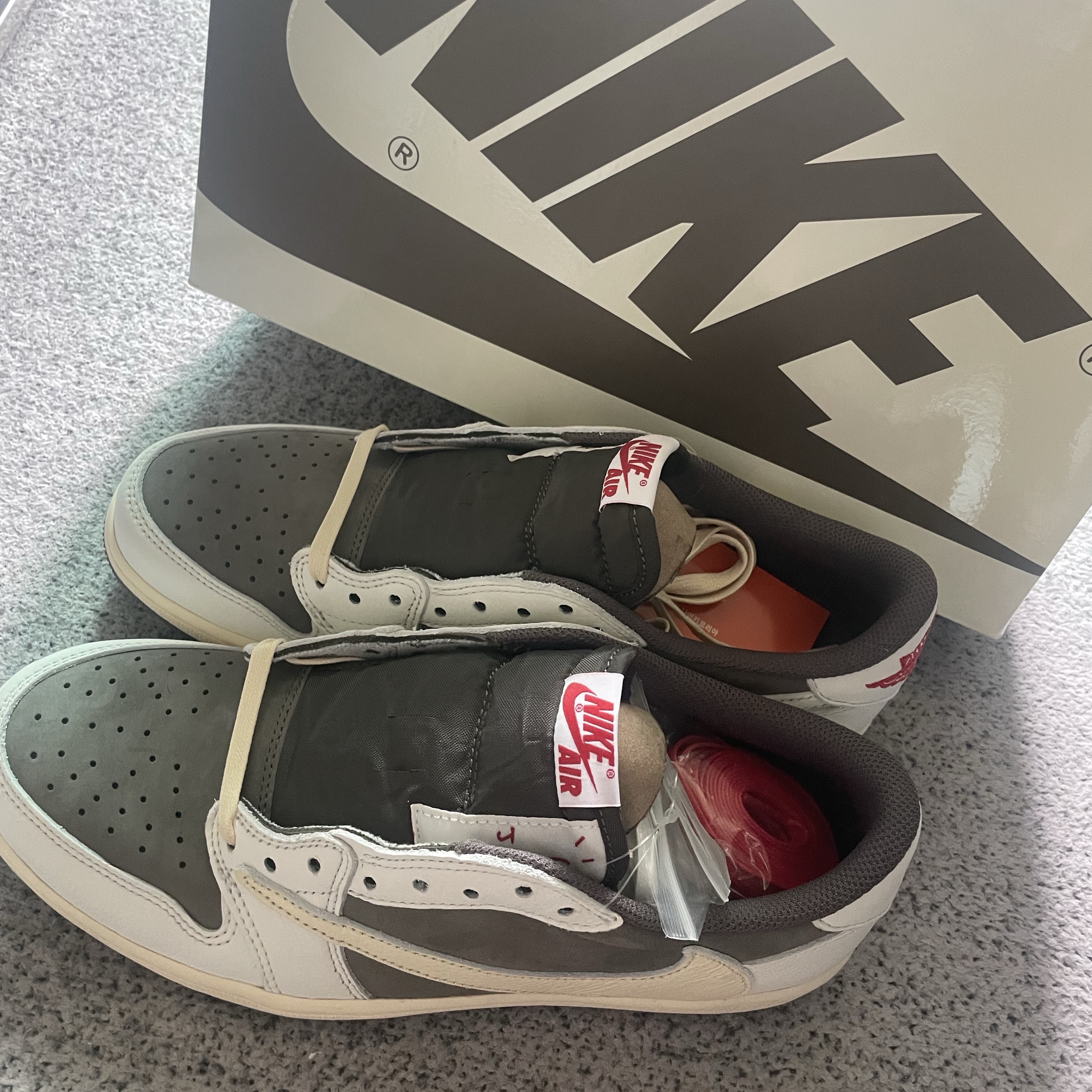 Jordan 1 x Travis Scott Retro Low OG SP Sail and Ridgerock 착용 스타일