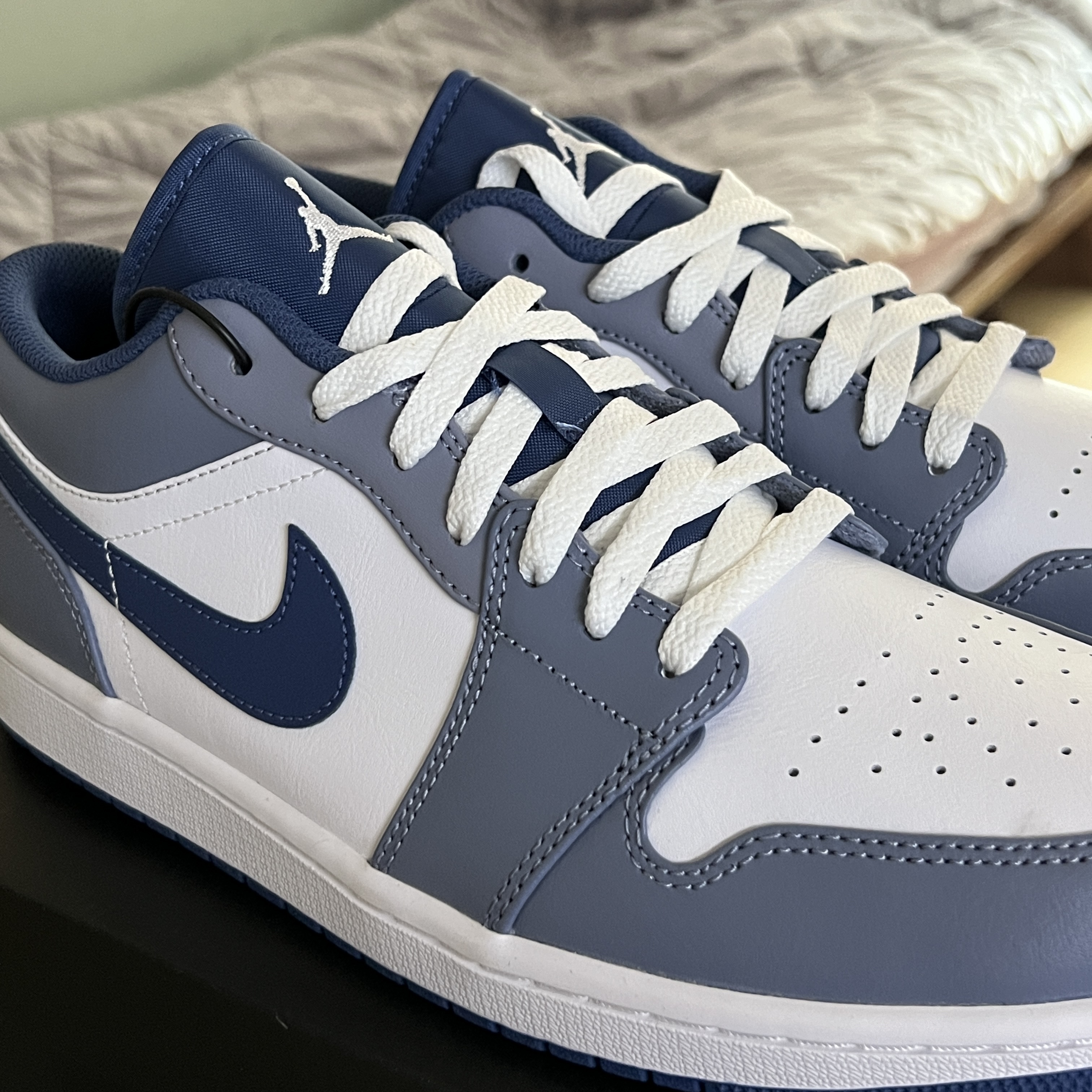 Jordan 1 Low Ashen Slate and Mystic Navy 착용 스타일