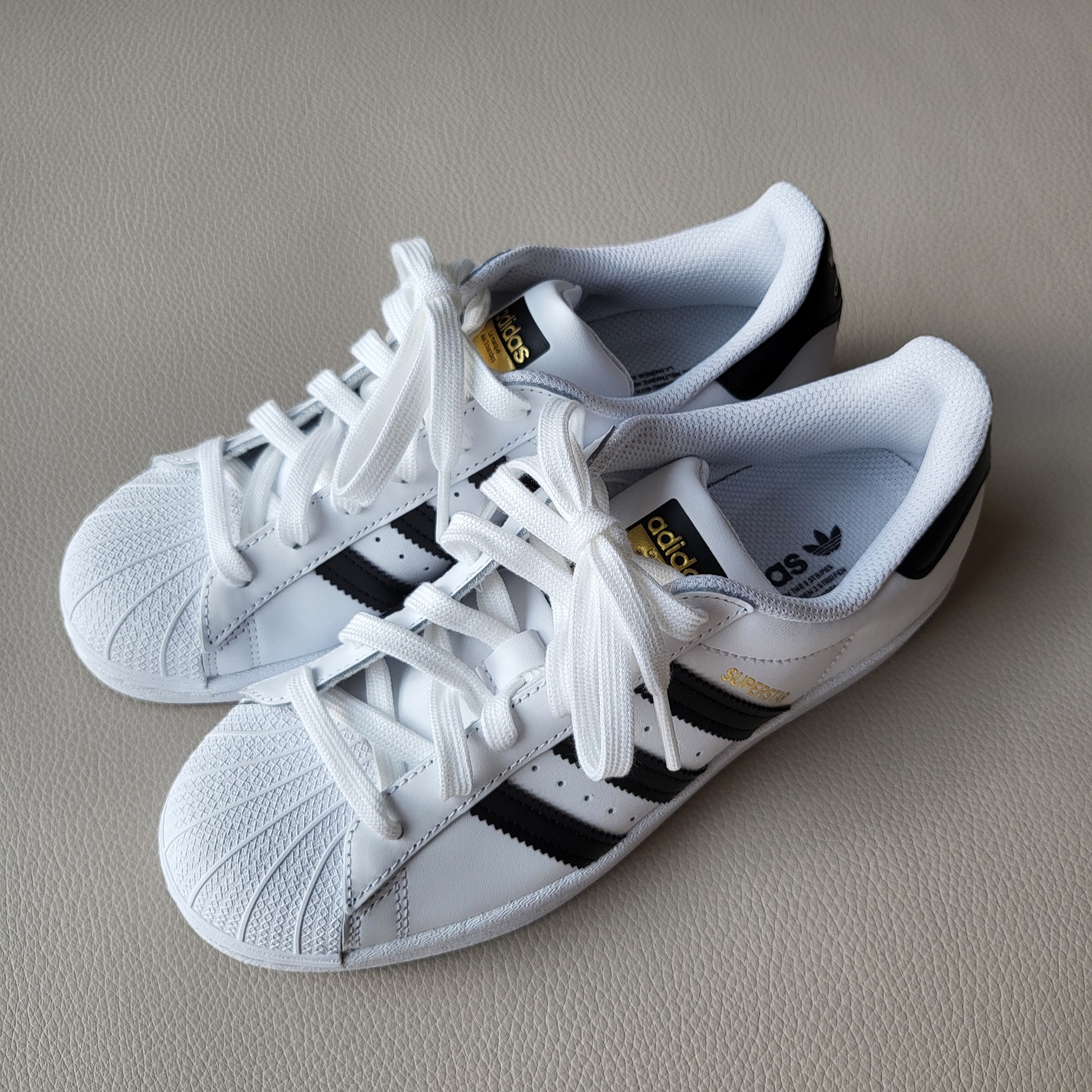 (J) Adidas Superstar J White Black 착용 스타일 - 1
