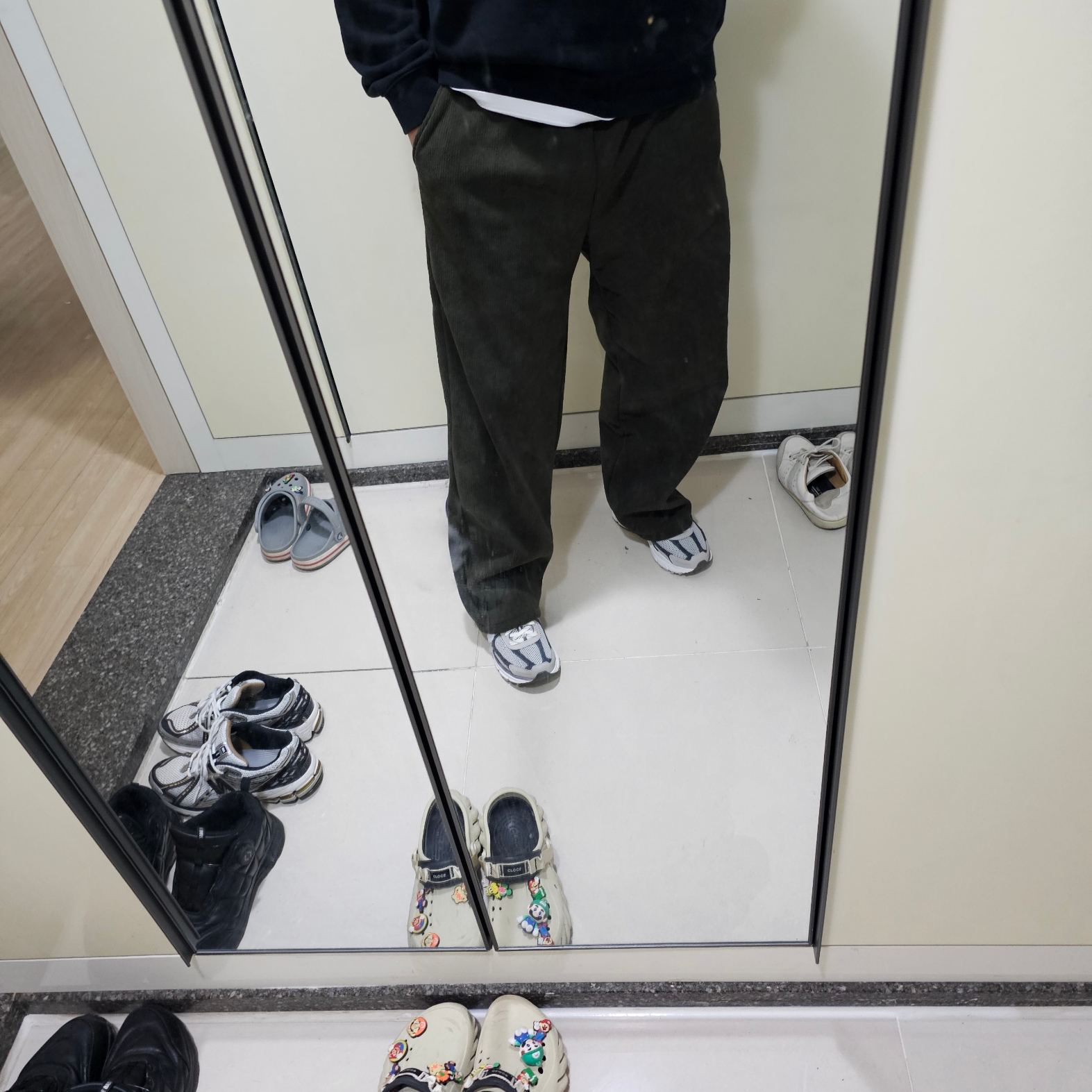 Nike Zoom Vomero 5 PRM Light Iron Ore and Flat Fewter 착용 스타일