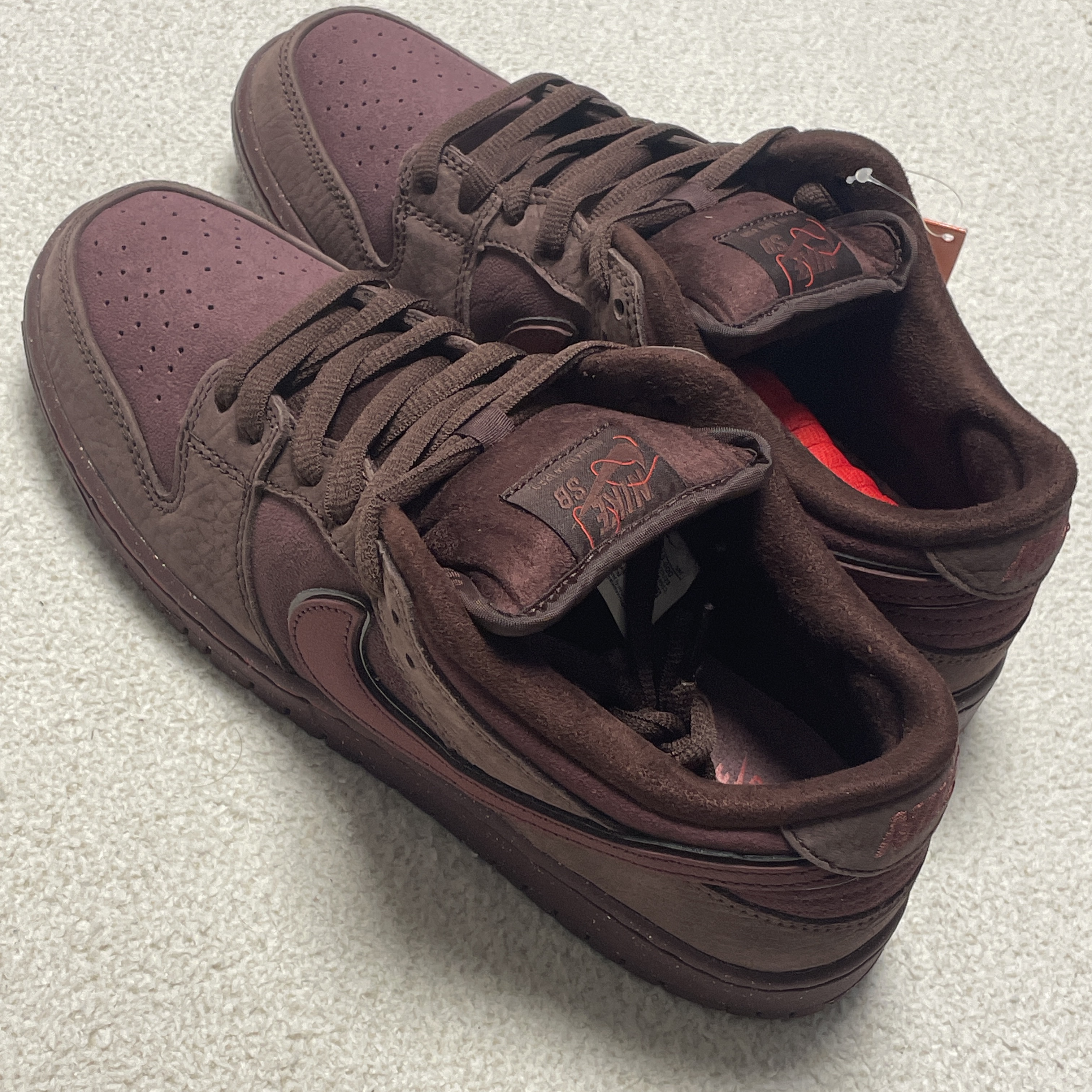 Nike SB Dunk Low PRM Burgundy Crush 착용 스타일 - 5