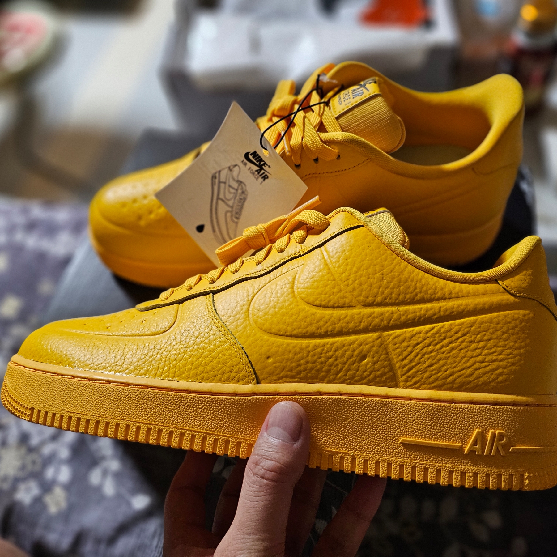 Nike Air Force 1 '07 Pro-Tech Waterproof University Gold 착용 스타일 - 1