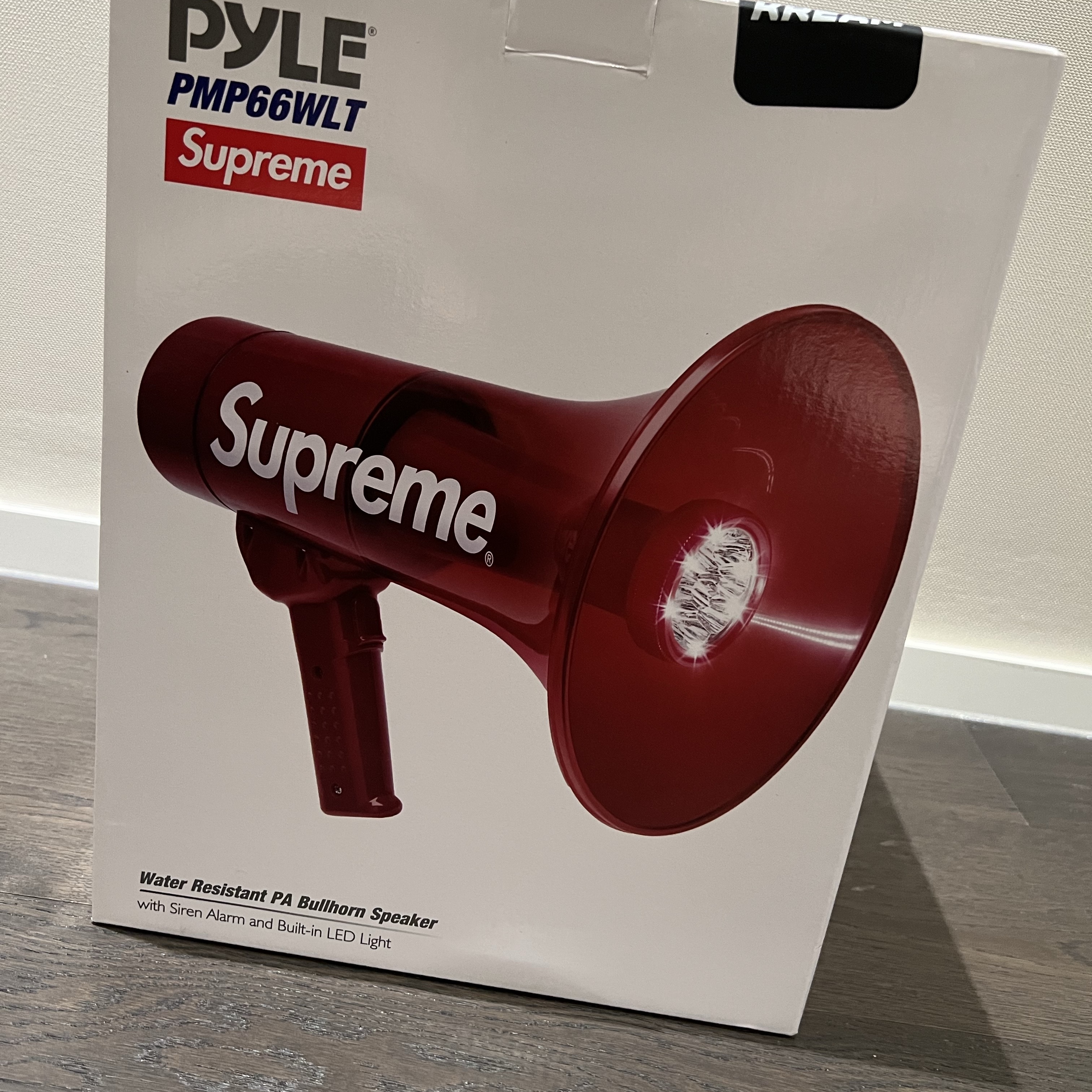 Supreme Pyle Waterproof Megaphone Red - 21FW 착용 스타일
