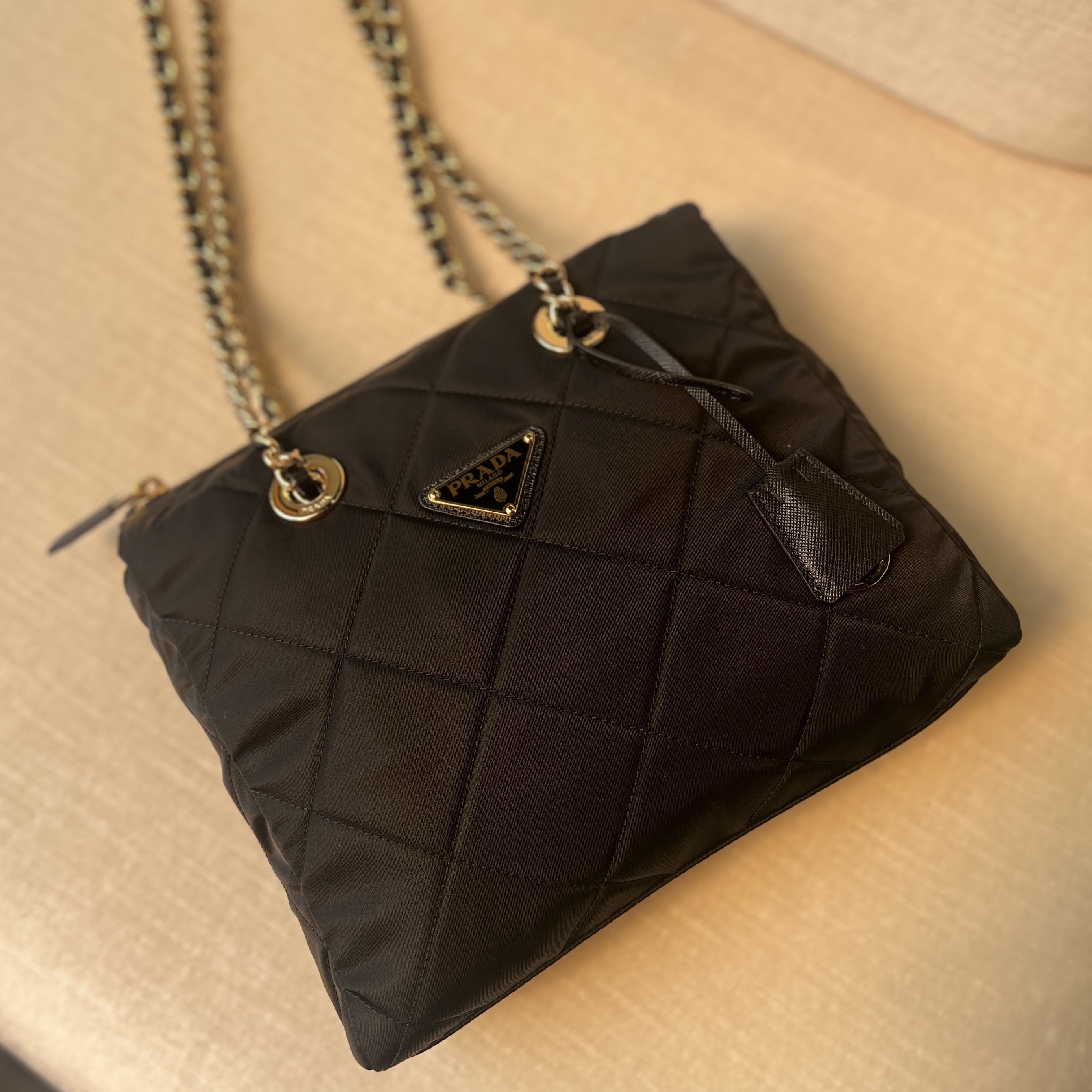 Prada Re-Edition 1995 Chaine Re-Nylon Tote Bag Black 착용 스타일 - 2