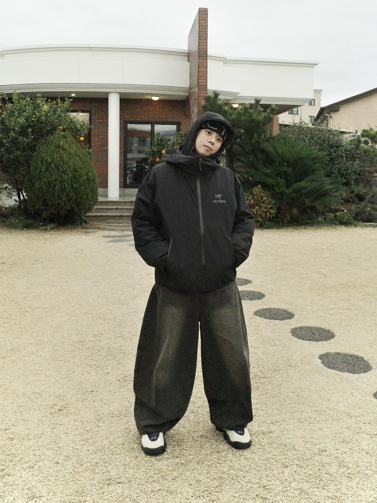 Arc'teryx Beta LT Jacket Black, Oakley Factory Team x Brain Dead Flesh Sand Blue 착용 스타일