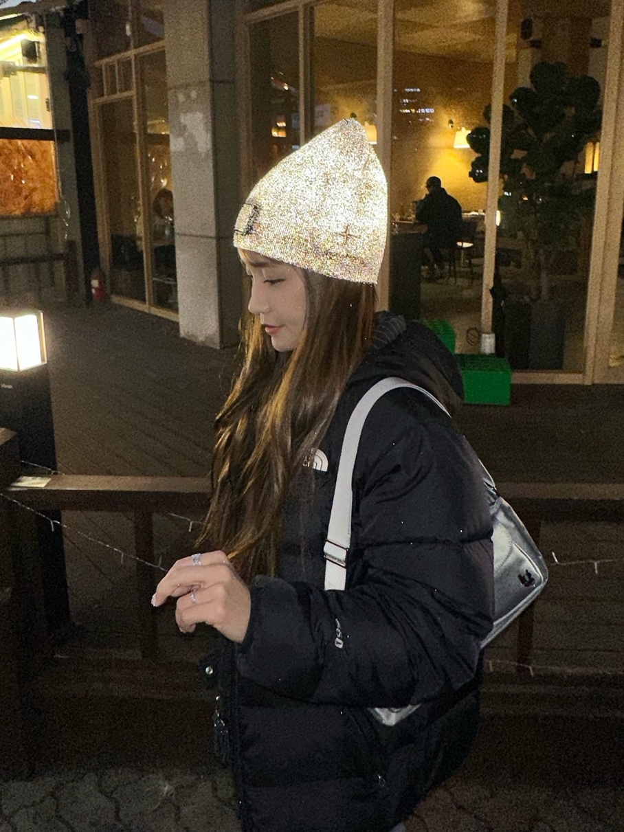Supreme x Stone Island Reflective Beanie Navy - 23FW, Supreme x Stone Island Reflective Beanie Black - 23FW 착용 스타일 - 4