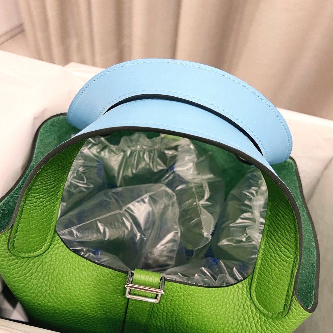 Hermes Picotin Lock 18 Eclat bag Clemence Swift & Palladium Vert Yucca Celeste 착용 스타일 - 2