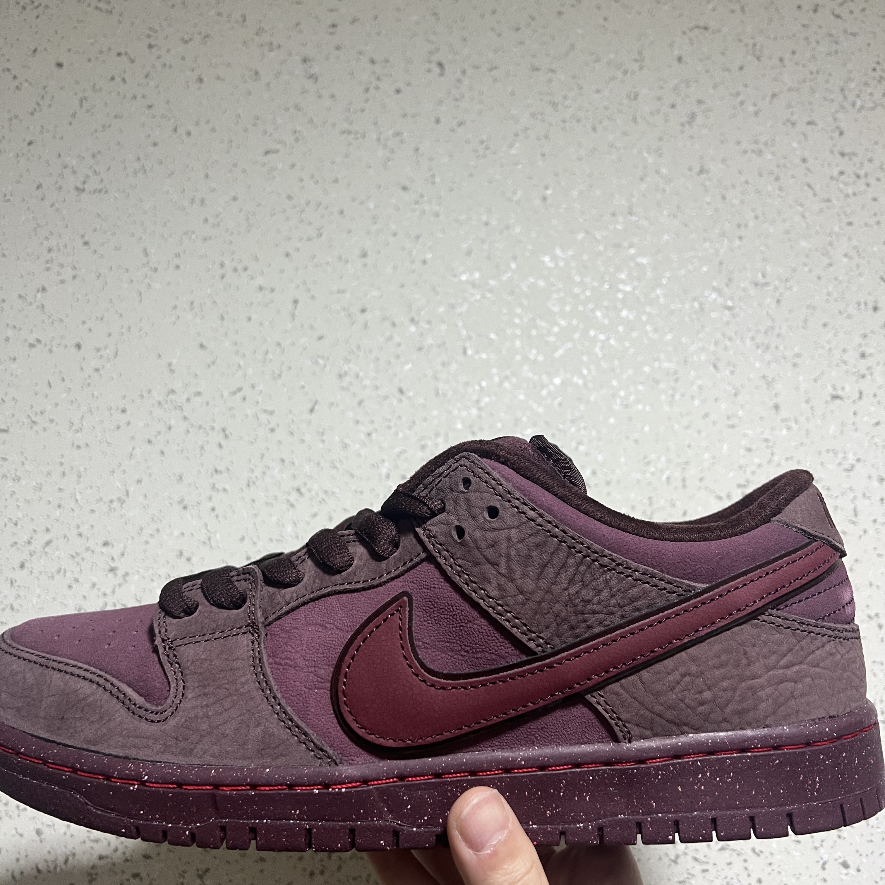 Nike SB Dunk Low PRM Burgundy Crush 착용 스타일 - 1