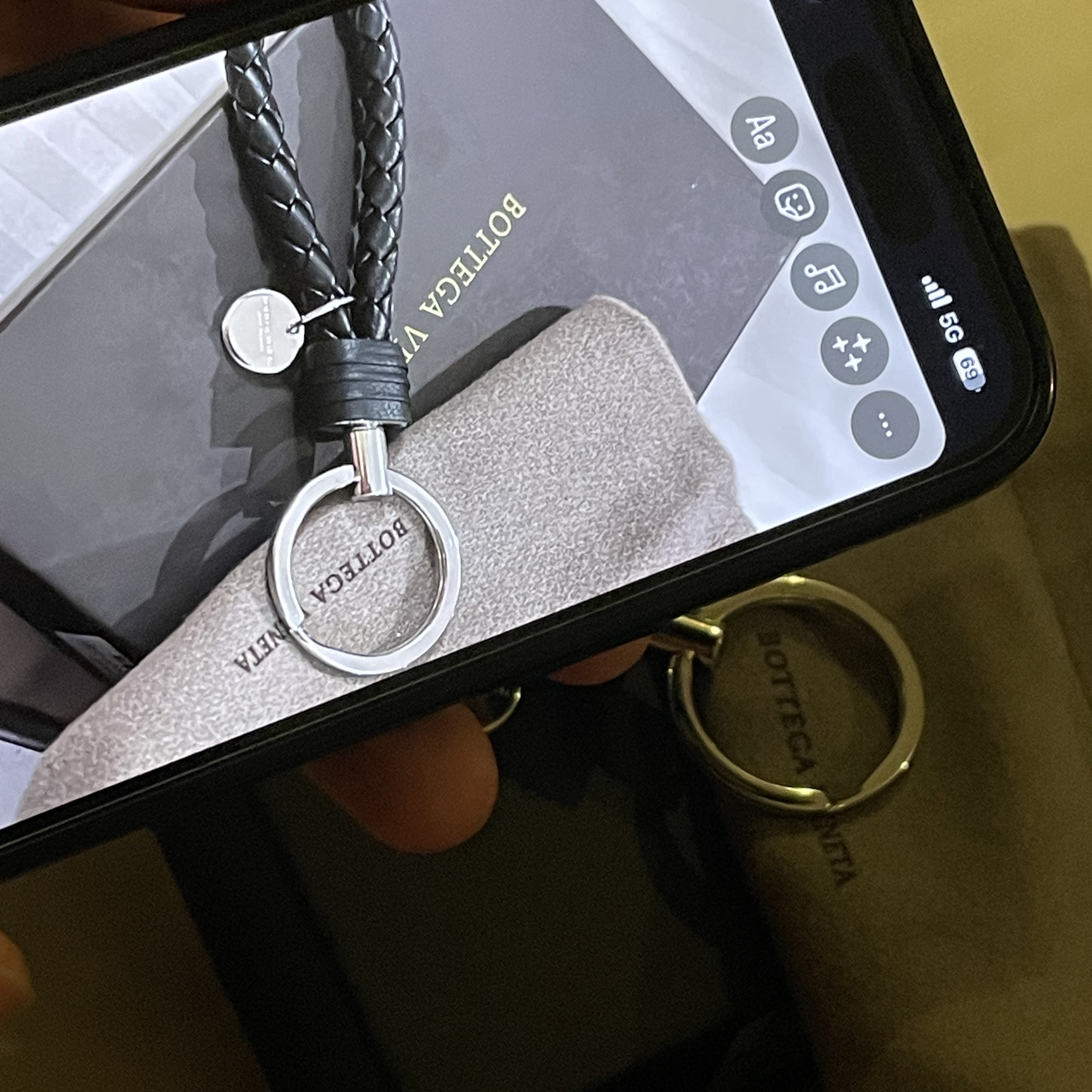 Bottega Veneta Logo Tag Keyring Black 착용 스타일