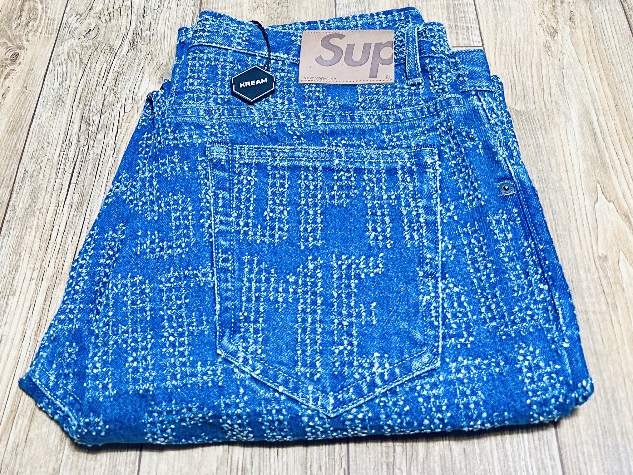 Supreme Needle Punch Regular Jean Washed Blue - 23FW 착용 스타일