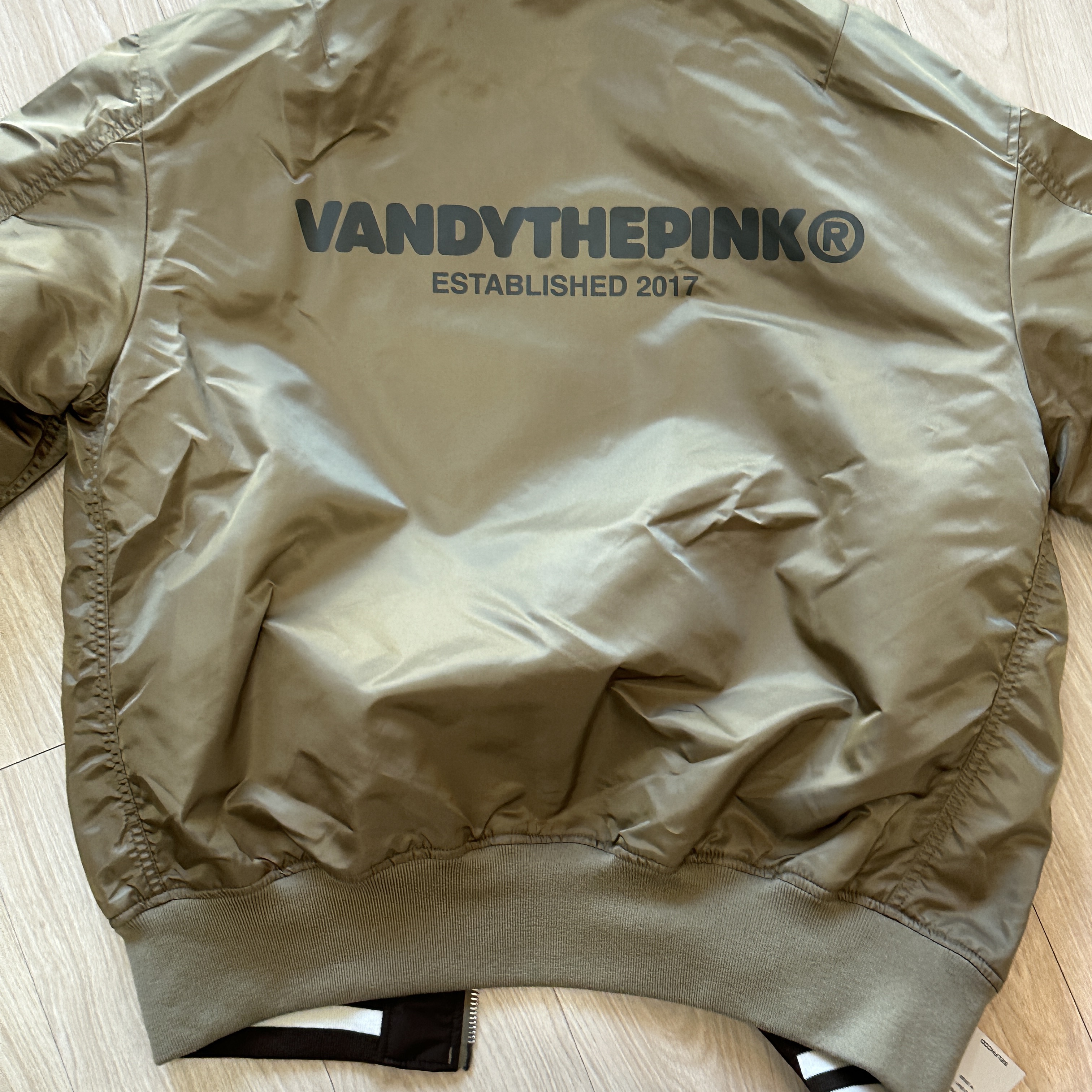 Vandy The Pink x Alpha Industries Bomber Jacket Lead Gray 착용 스타일 - 3