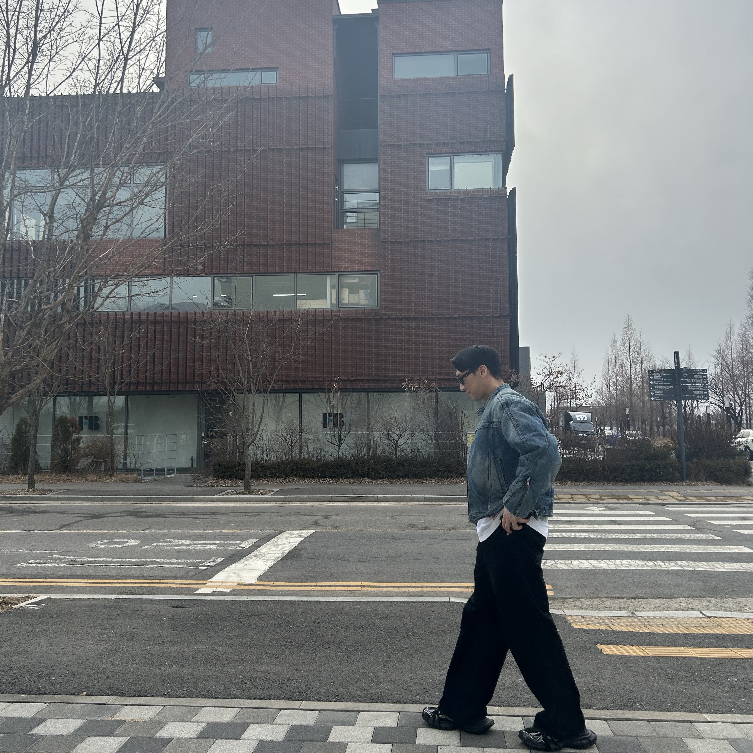 Gentle Monster x Maison Margiela MM005 Black Black, Balenciaga 3XL Sneakers Black White 착용 스타일 - 3