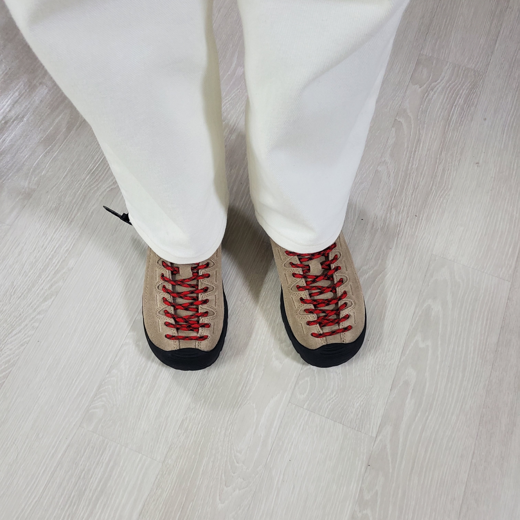(W) Keen Jasper Suede Sneakers Silver Mink 착용 스타일 - 3