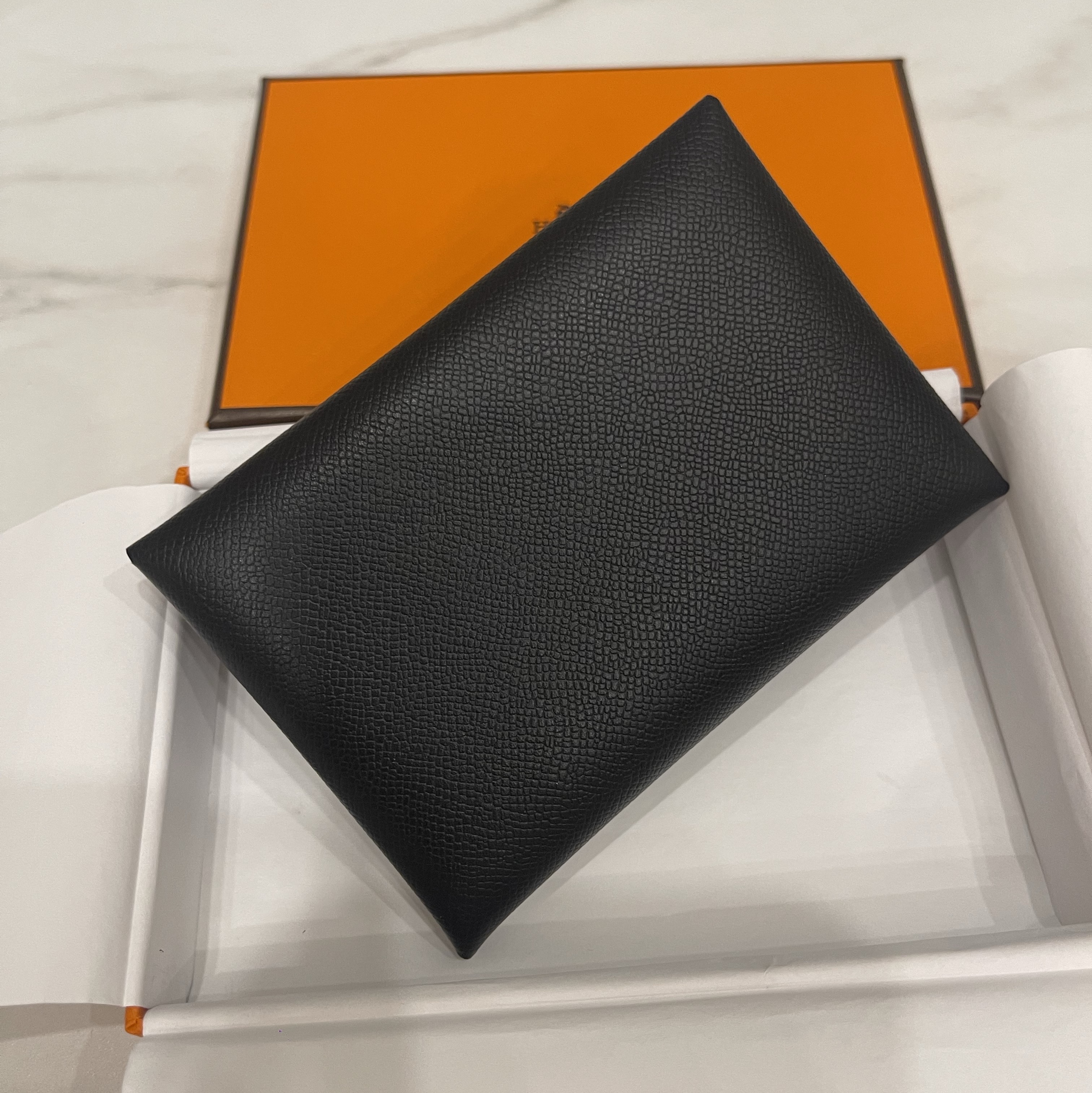 Hermes Calvi Duo Compact Card Holder Chamkila Goatskin & Palladium Noir 착용 스타일 - 4