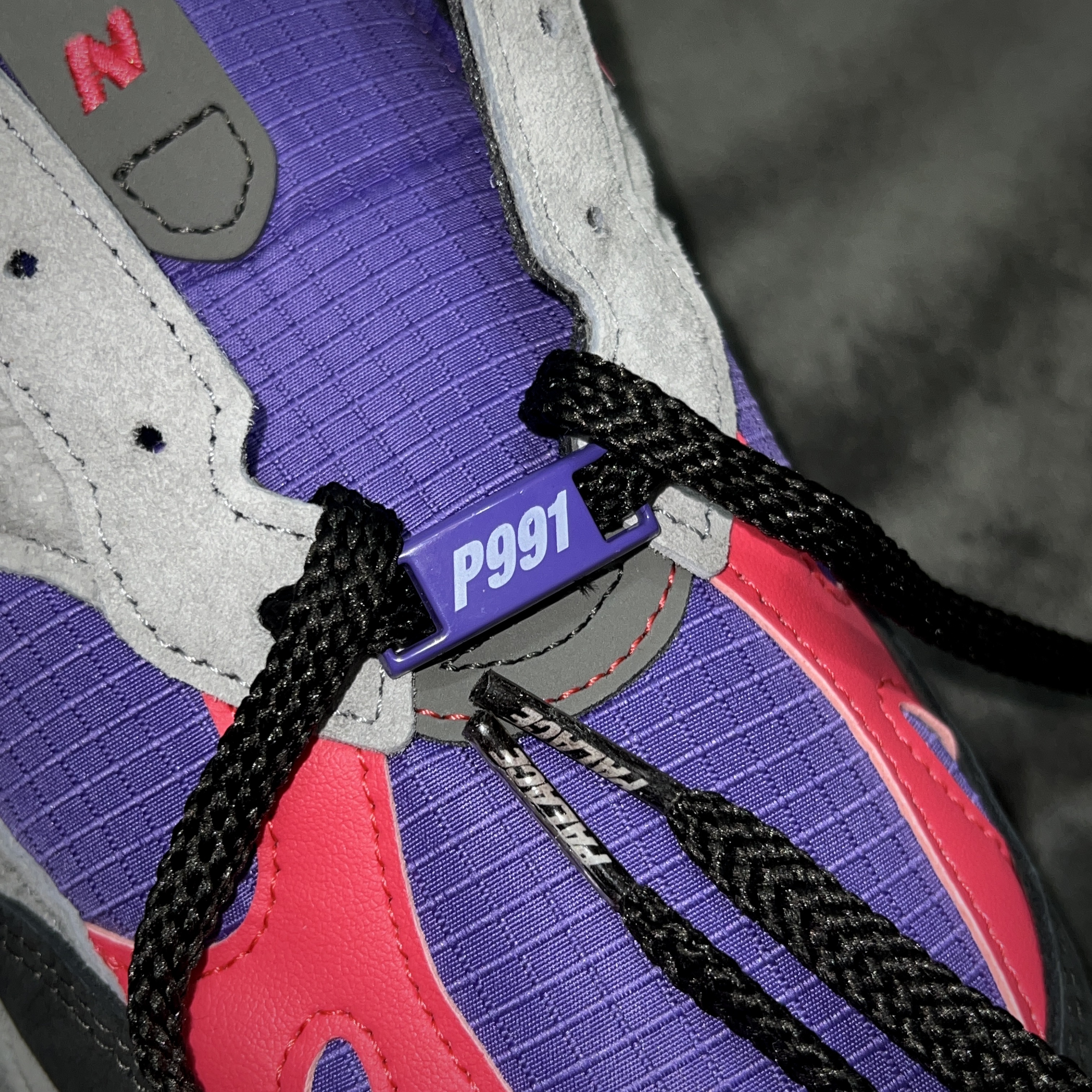 New Balance x Palace 991 Made in UK Black Ultra Violet 착용 스타일 - 2