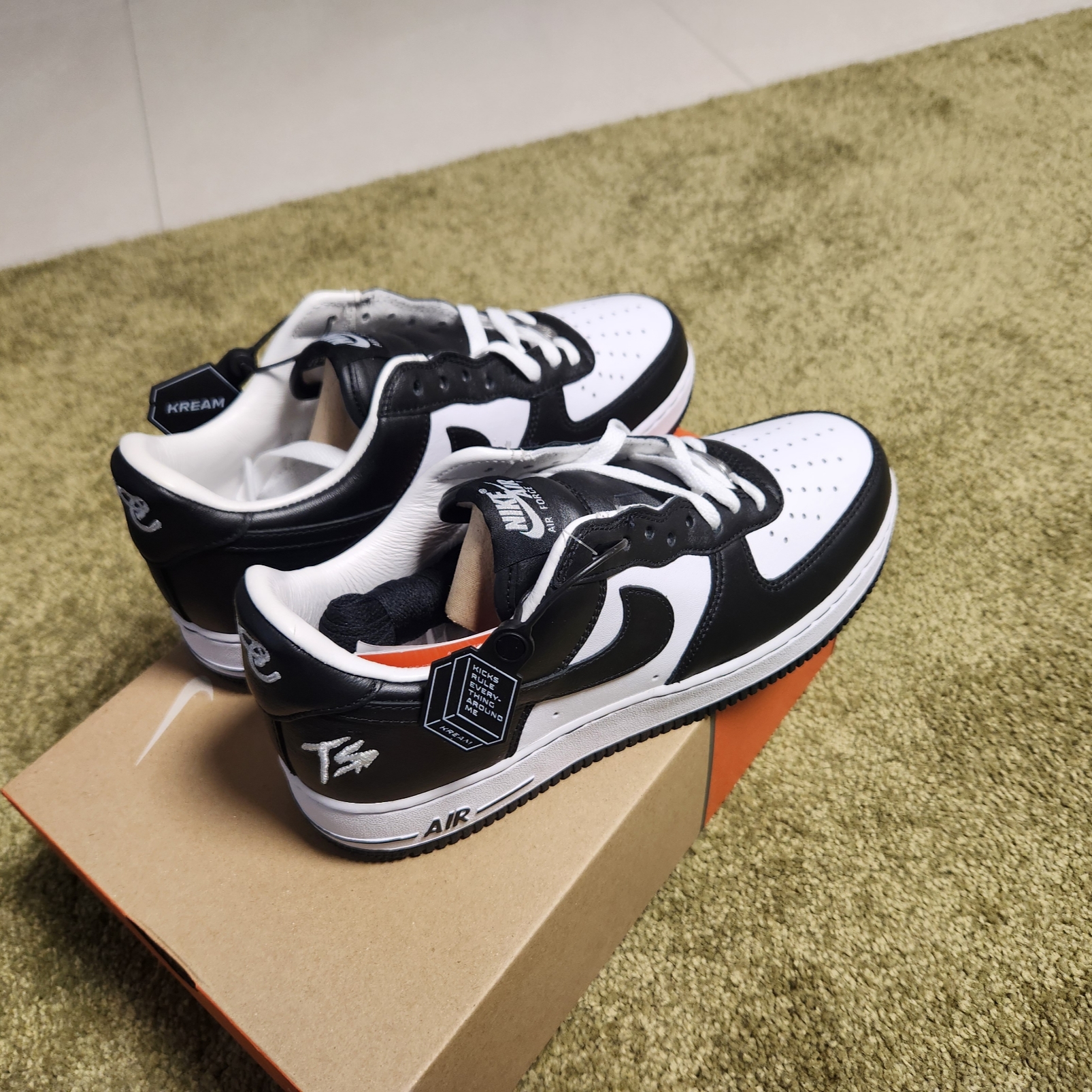 Nike x Terror Squad Air Force 1 Low QS Blackout 착용 스타일