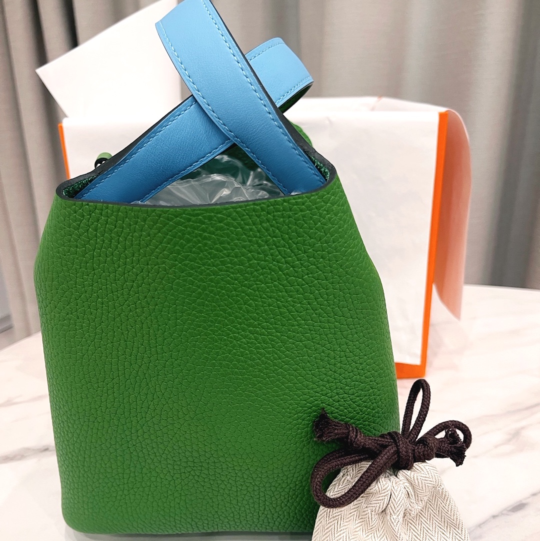 Hermes Picotin Lock 18 Eclat bag Clemence Swift & Palladium Vert Yucca Celeste 착용 스타일 - 1