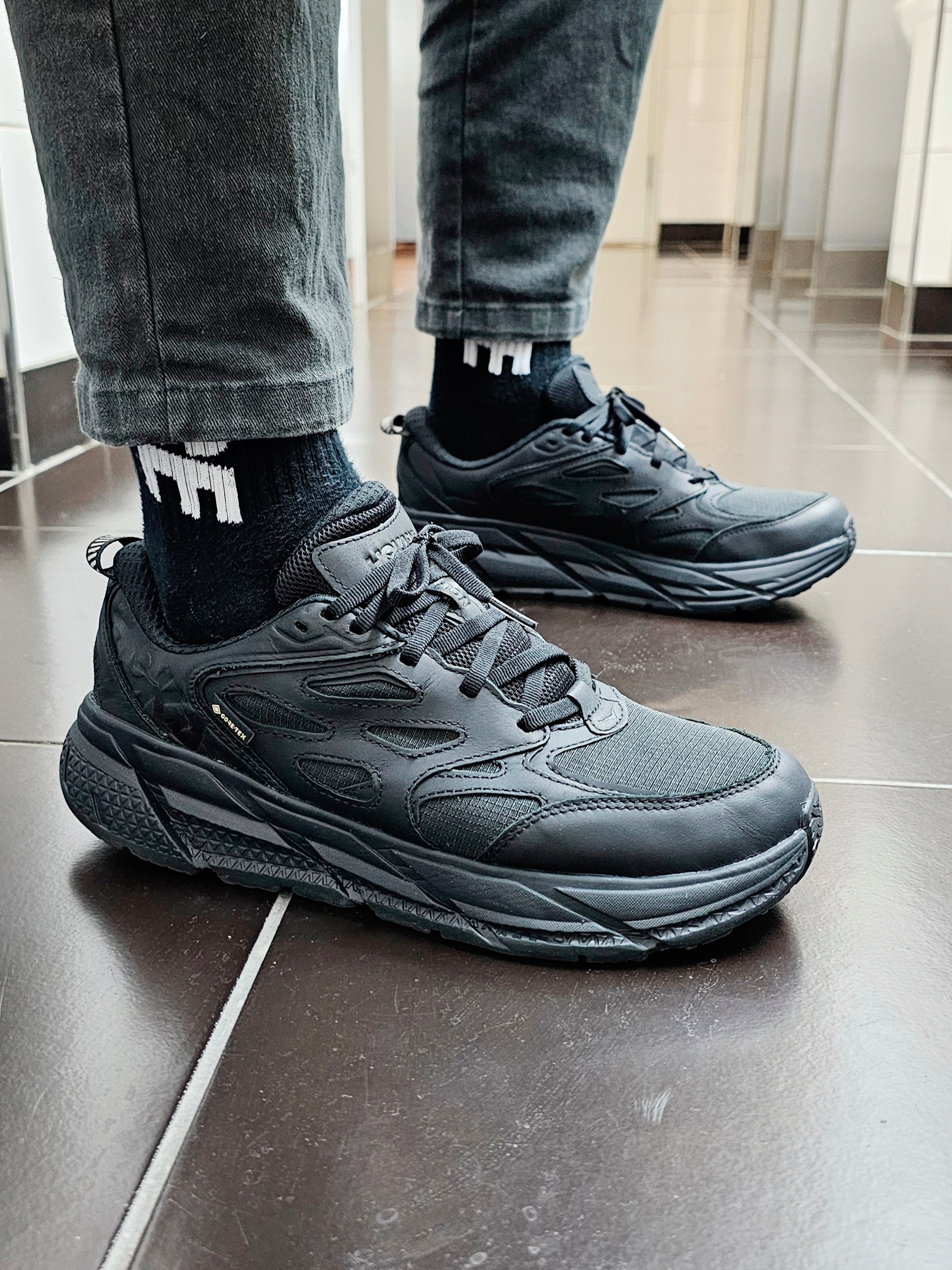 Hoka Clifton L Gore-Tex Black 착용 스타일