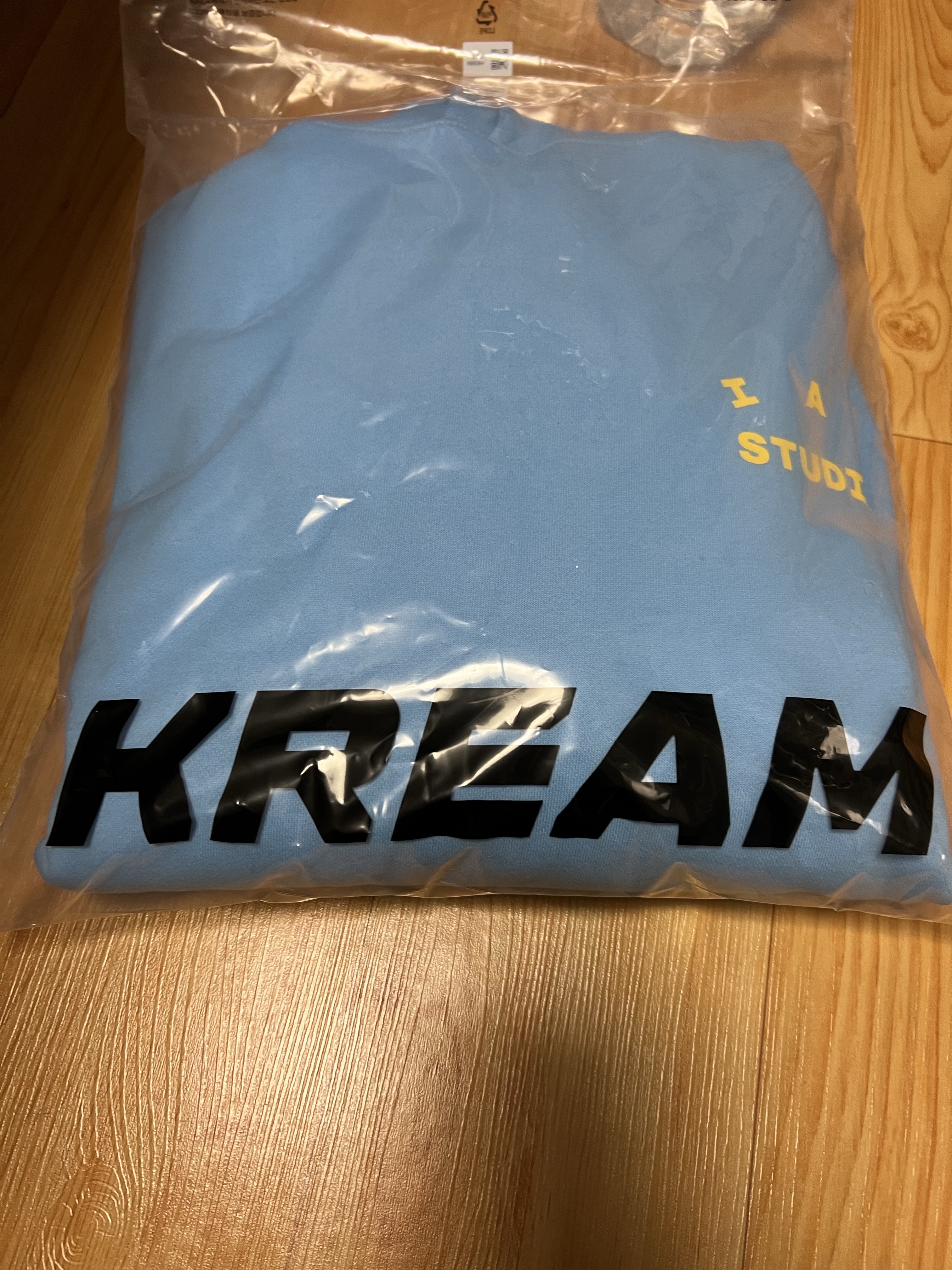 IAB Studio Hoodie Sky Blue Lemon 착용 스타일