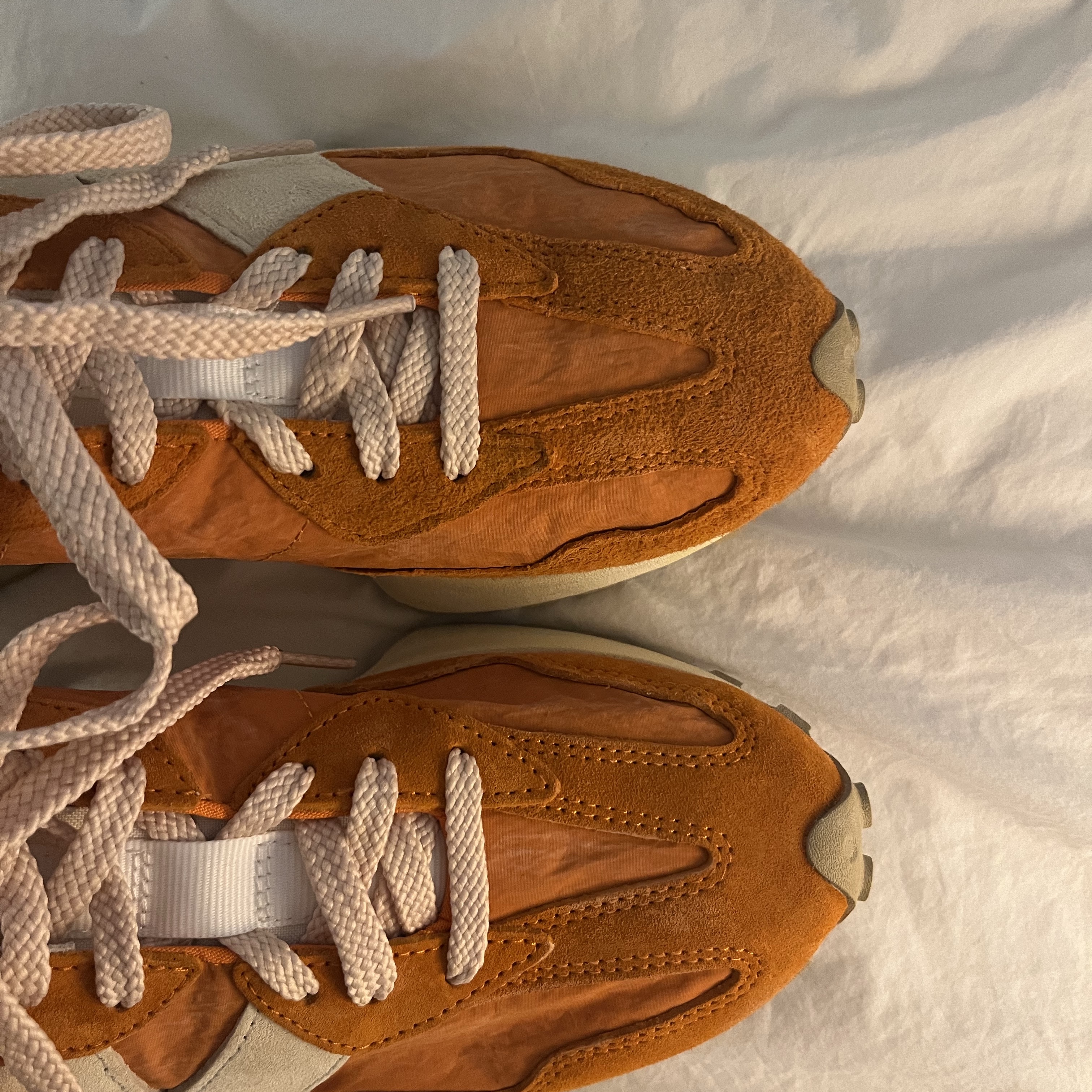 New Balance 327 Vintage Luxe Orange 착용 스타일 - 3
