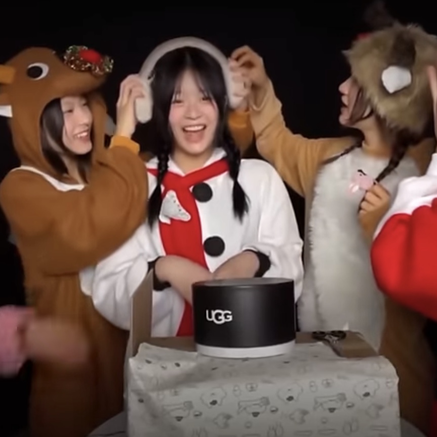 (W) 어그 쉽스킨 타스만 이어머프 체스트넛 착용 스타일 - 1
