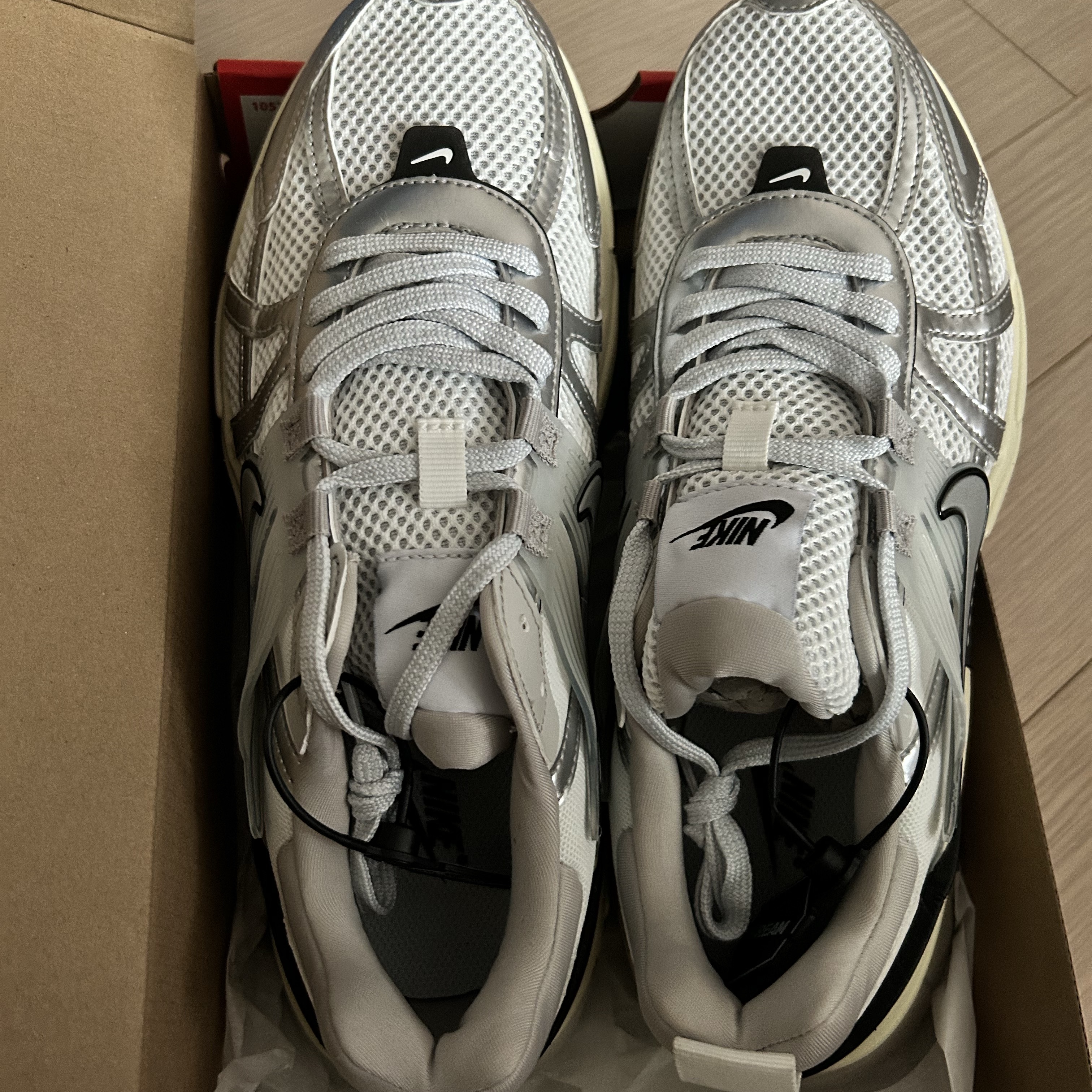 Nike V2K Run Summit White Metallic Silver 착용 스타일