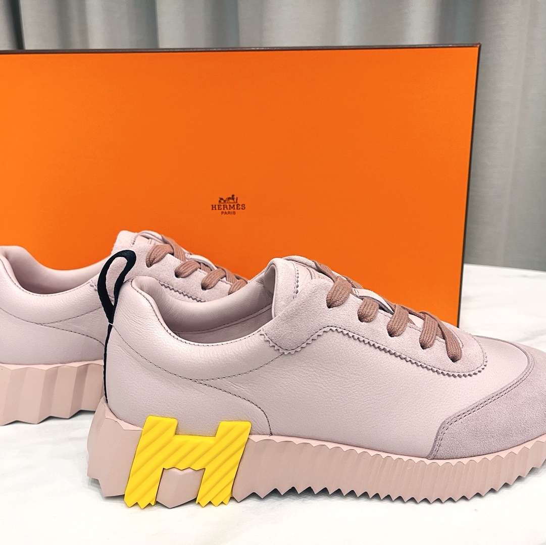 (W) Hermes Bouncing Sneakers Sport Suede Goatskin & Rose Porcelaine 착용 스타일 - 1