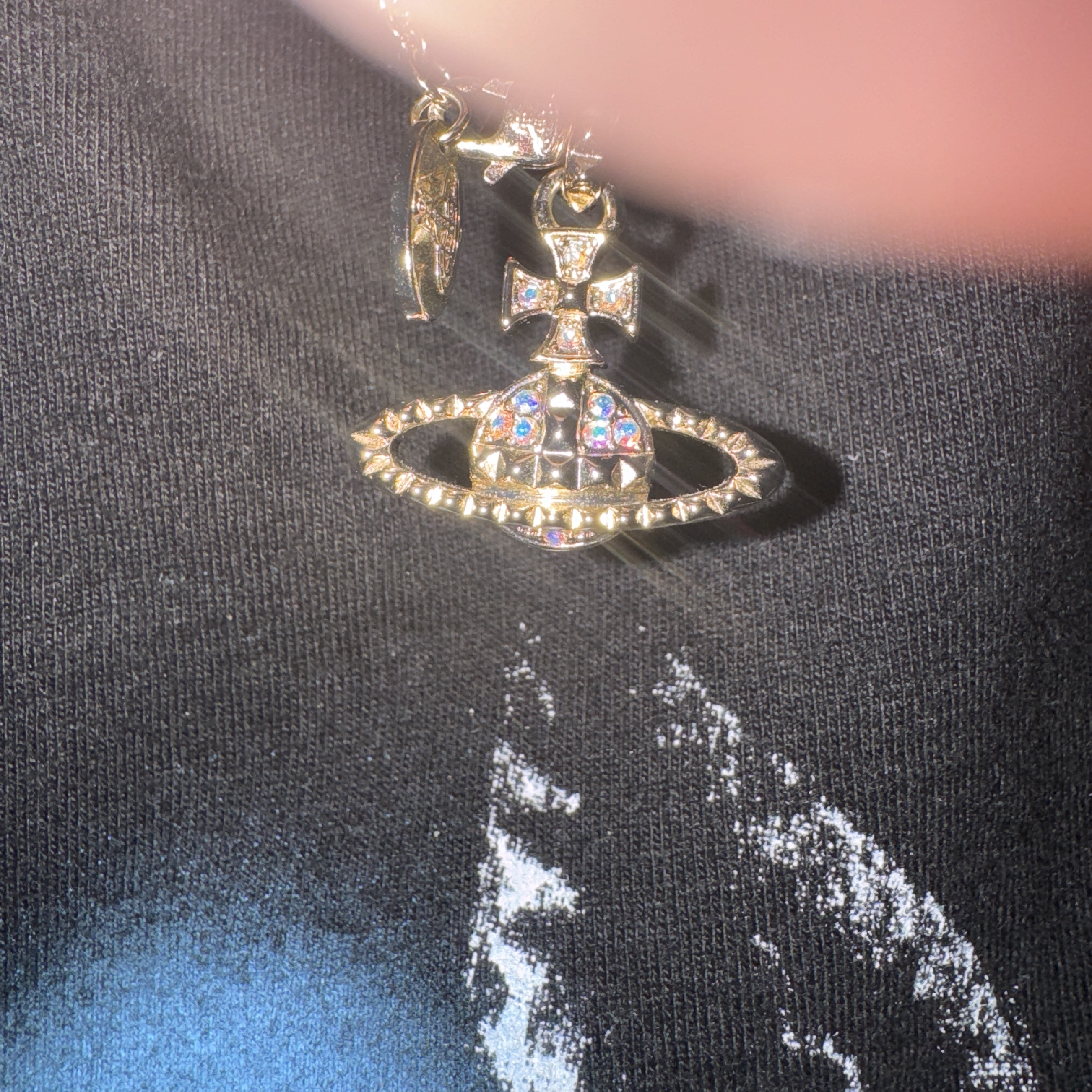 Vivienne Westwood Mayfair Bas Relief Pendant Gold 착용 스타일