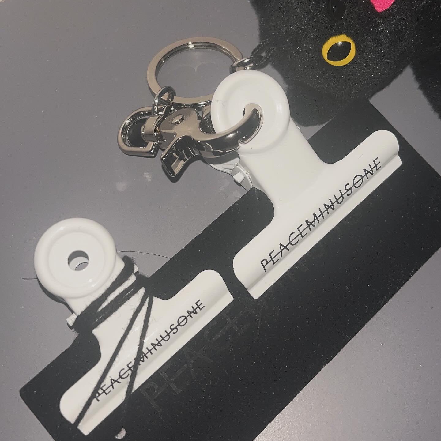 Comfort Piyong Keyring Black 착용 스타일