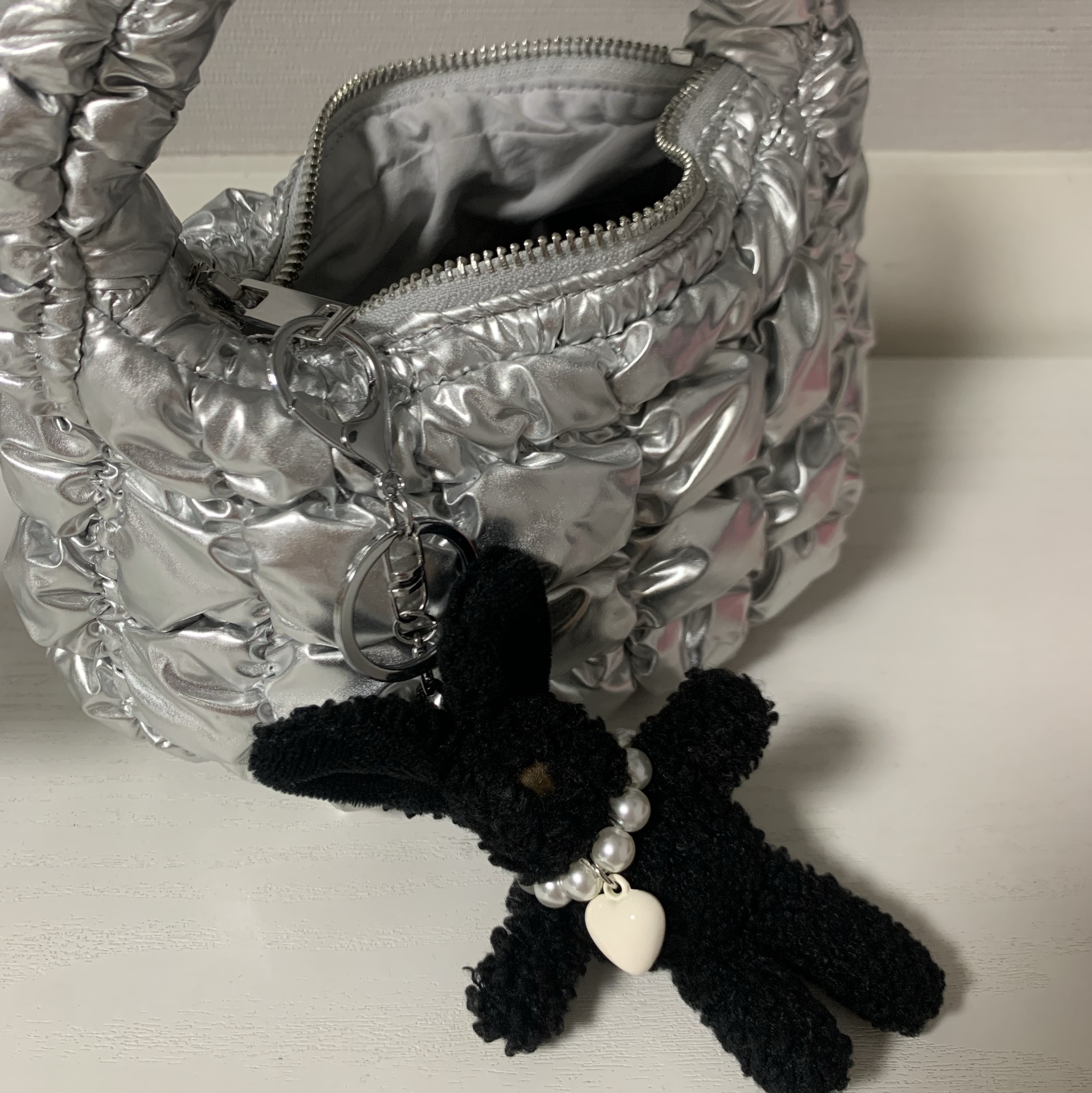 COS Quilted Micro Bag Silver 착용 스타일