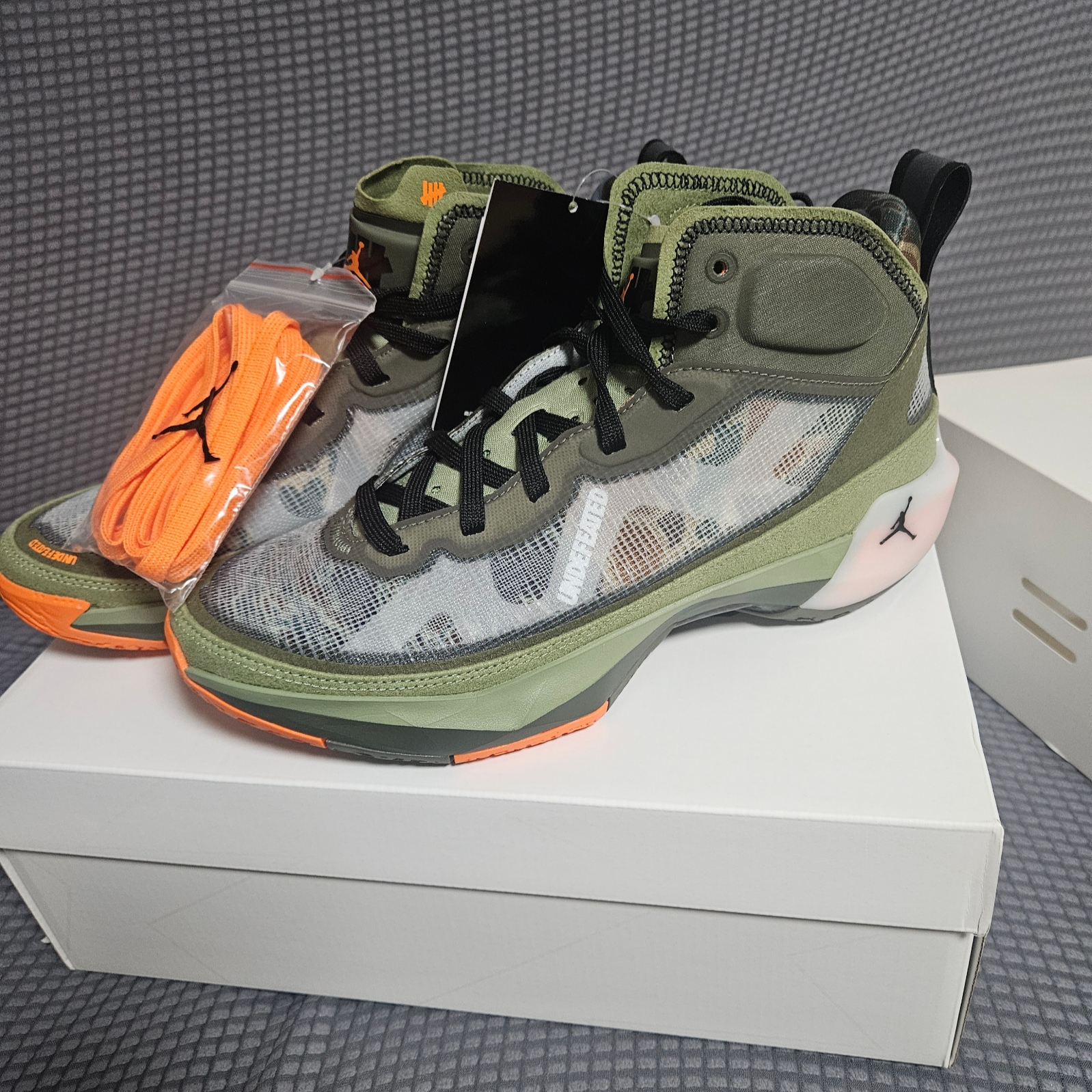 Jordan x Undefeated XXXVII SP Olive 착용 스타일 - 3