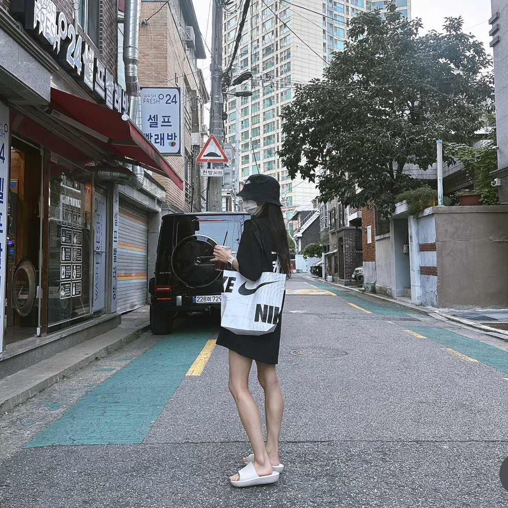 Stussy Basic Stussy T-Shirt Black 2023, Nike Futura Bucket Hat Black 착용 스타일 - 2