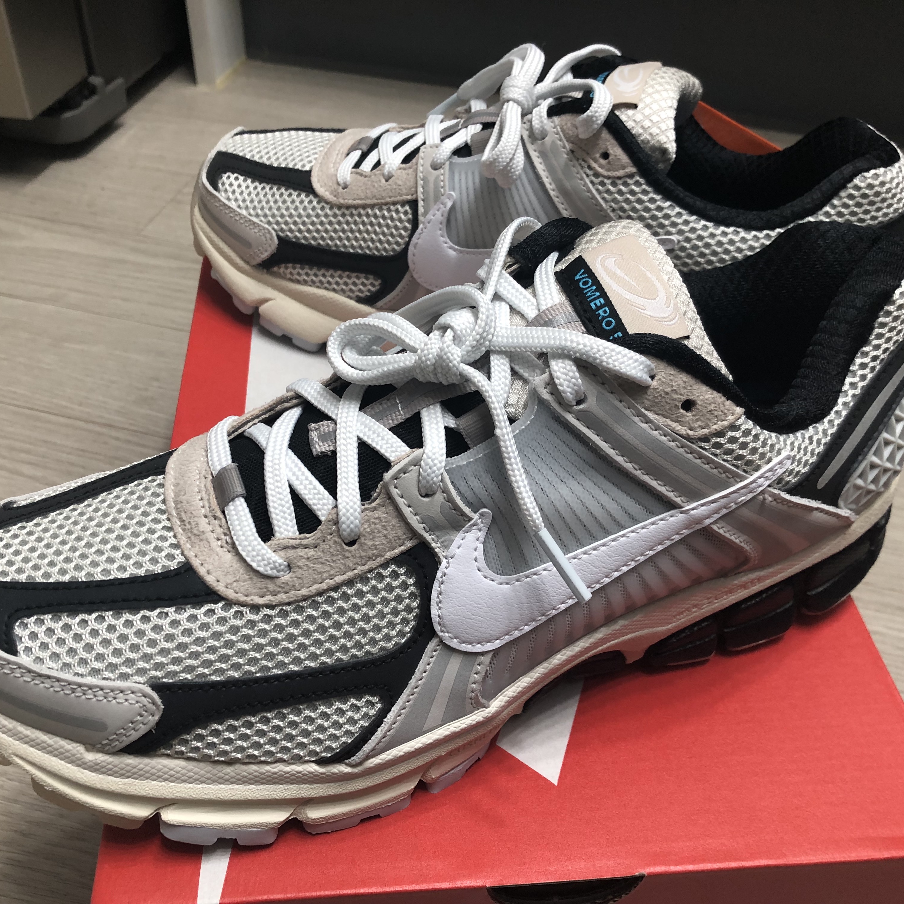 Nike Zoom Vomero 5 Light Bone and Black 착용 스타일 - 2