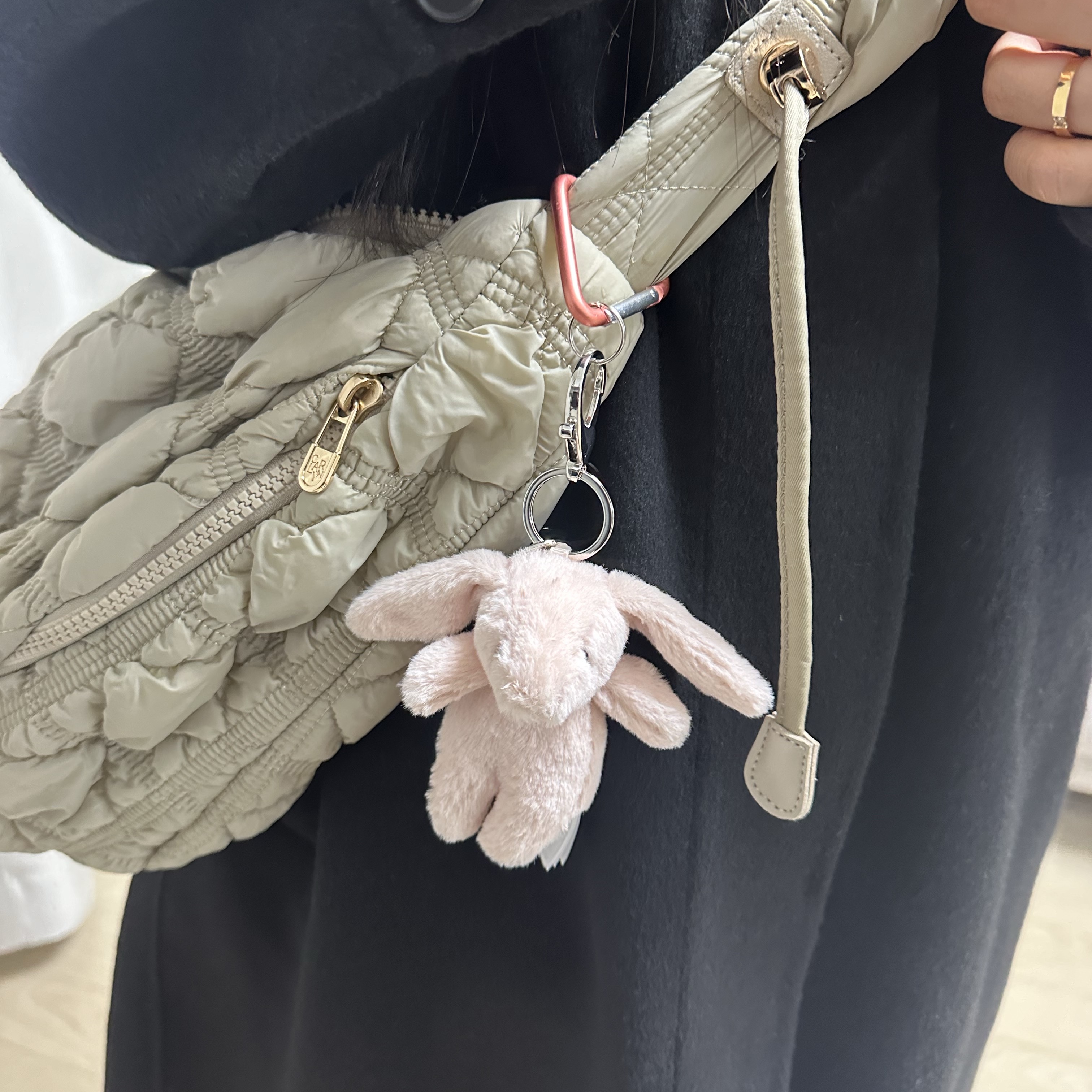 Jellycat Bashful Bunny Bag Charm Blush 착용 스타일