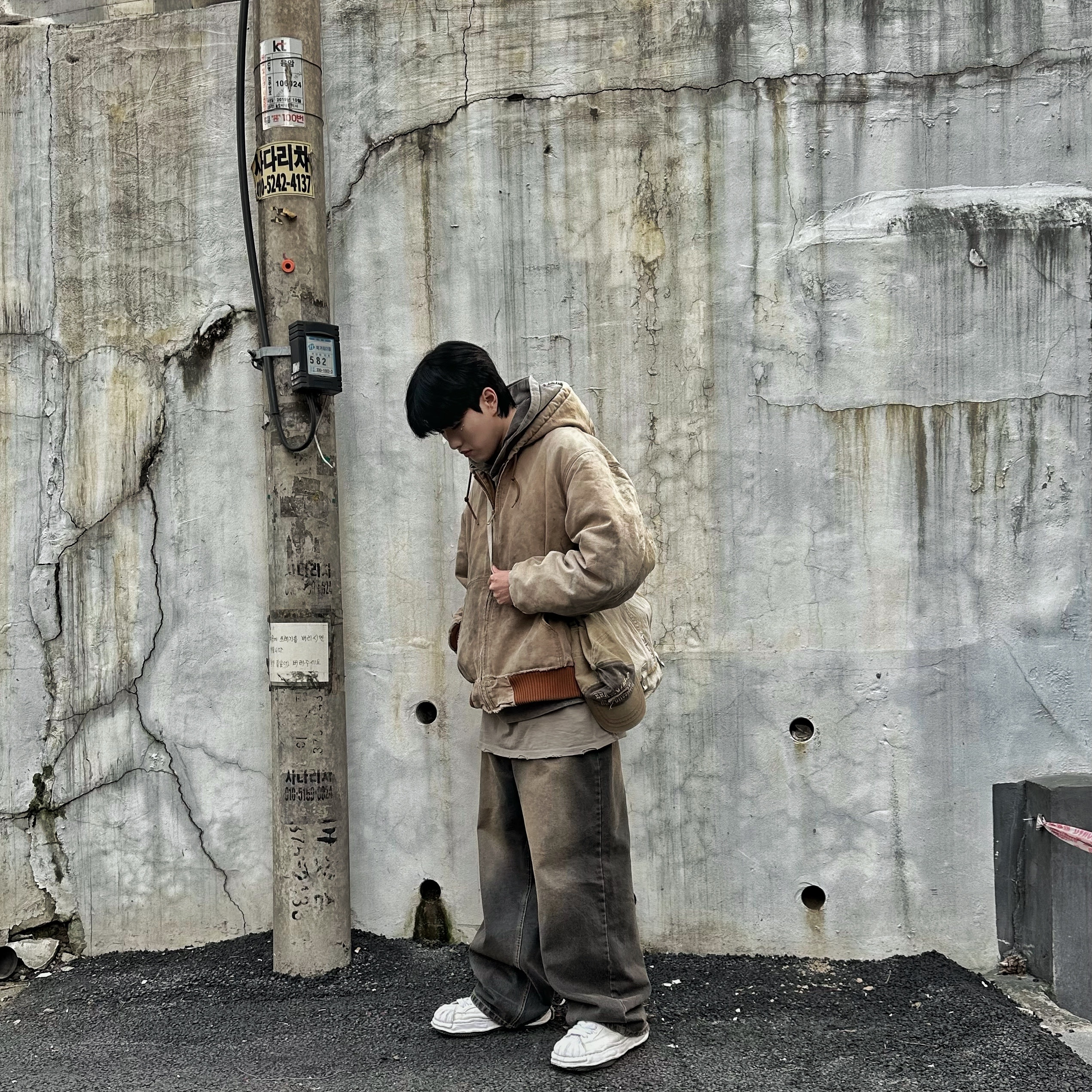 Maison Mihara Yasuhiro Blakey OG Sole Canvas Low-top Sneakers White 착용 스타일 - 4