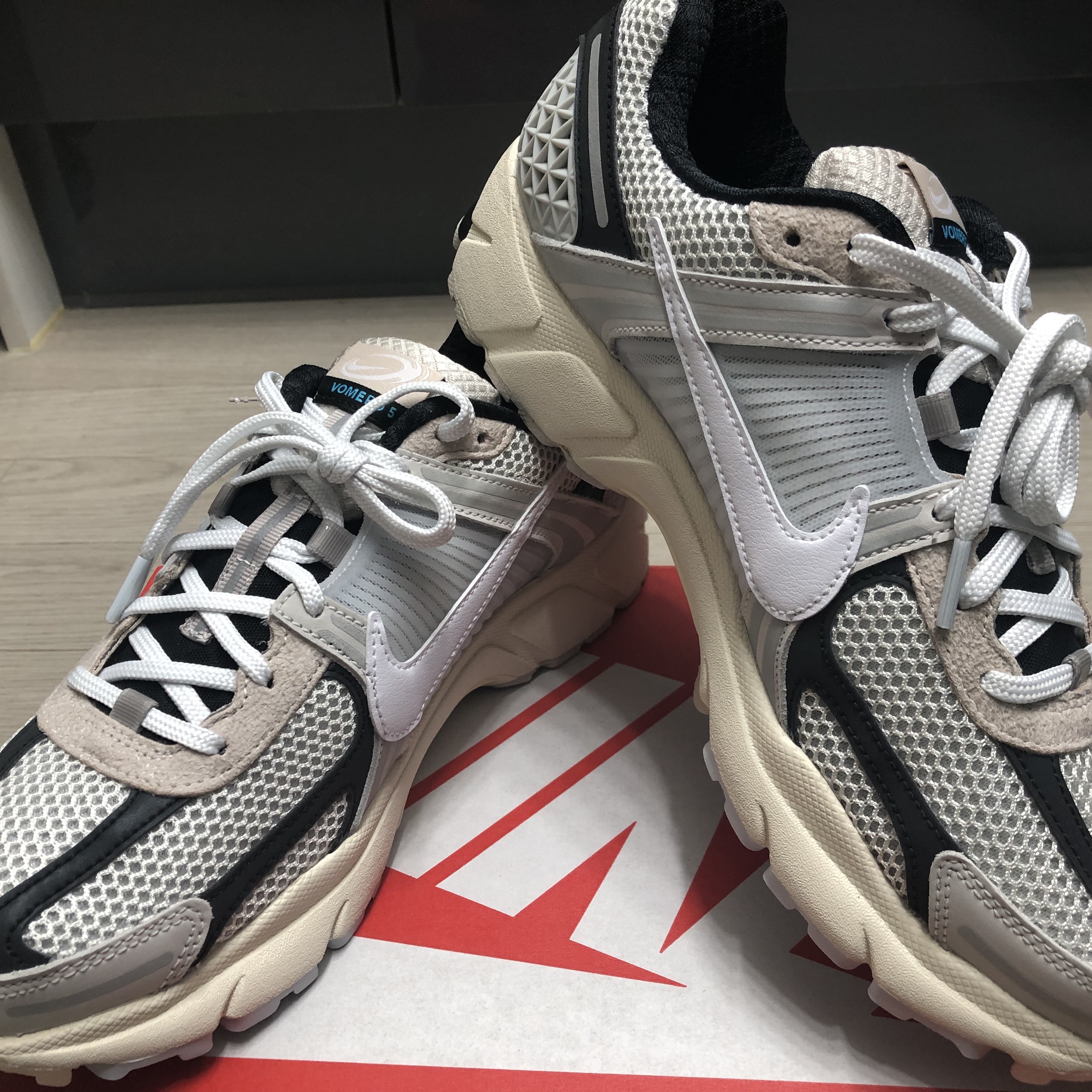 Nike Zoom Vomero 5 Light Bone and Black 착용 스타일 - 1