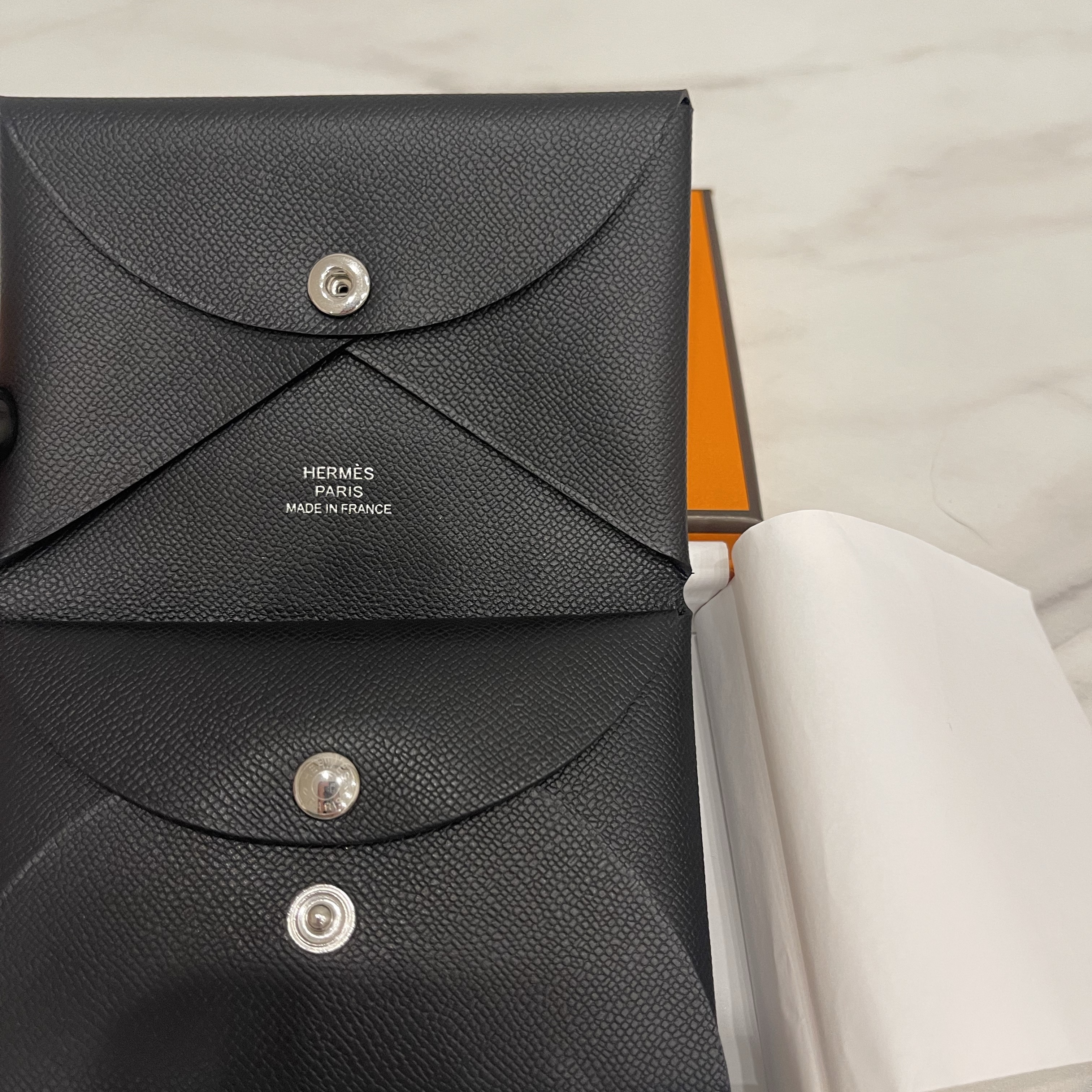 Hermes Calvi Duo Compact Card Holder Chamkila Goatskin & Palladium Noir 착용 스타일 - 3