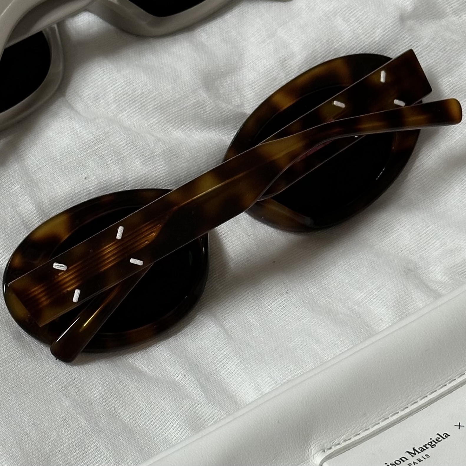 Gentle Monster x Maison Margiela MM005 Brown Tortoise Black 착용 스타일