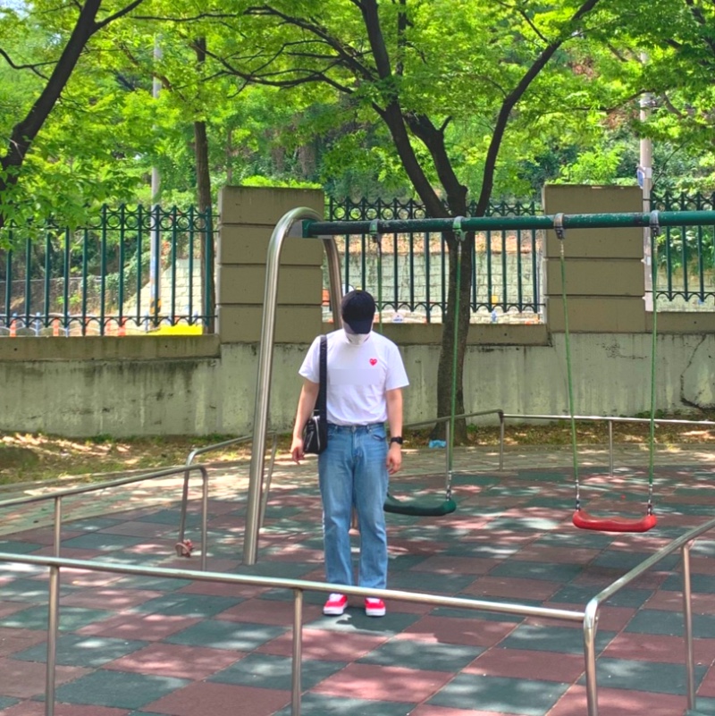 Play Comme des Garcons Red Heart T-Shirt White 착용 스타일