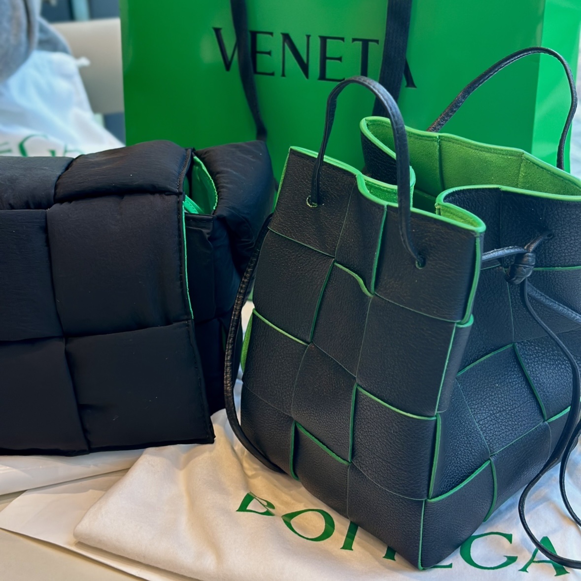 Bottega Veneta Mini Cassette Bucket Bag Black Parakeet, (Kids) Essentials Sweatshorts Oatmeal - 22SS 착용 스타일 - 3
