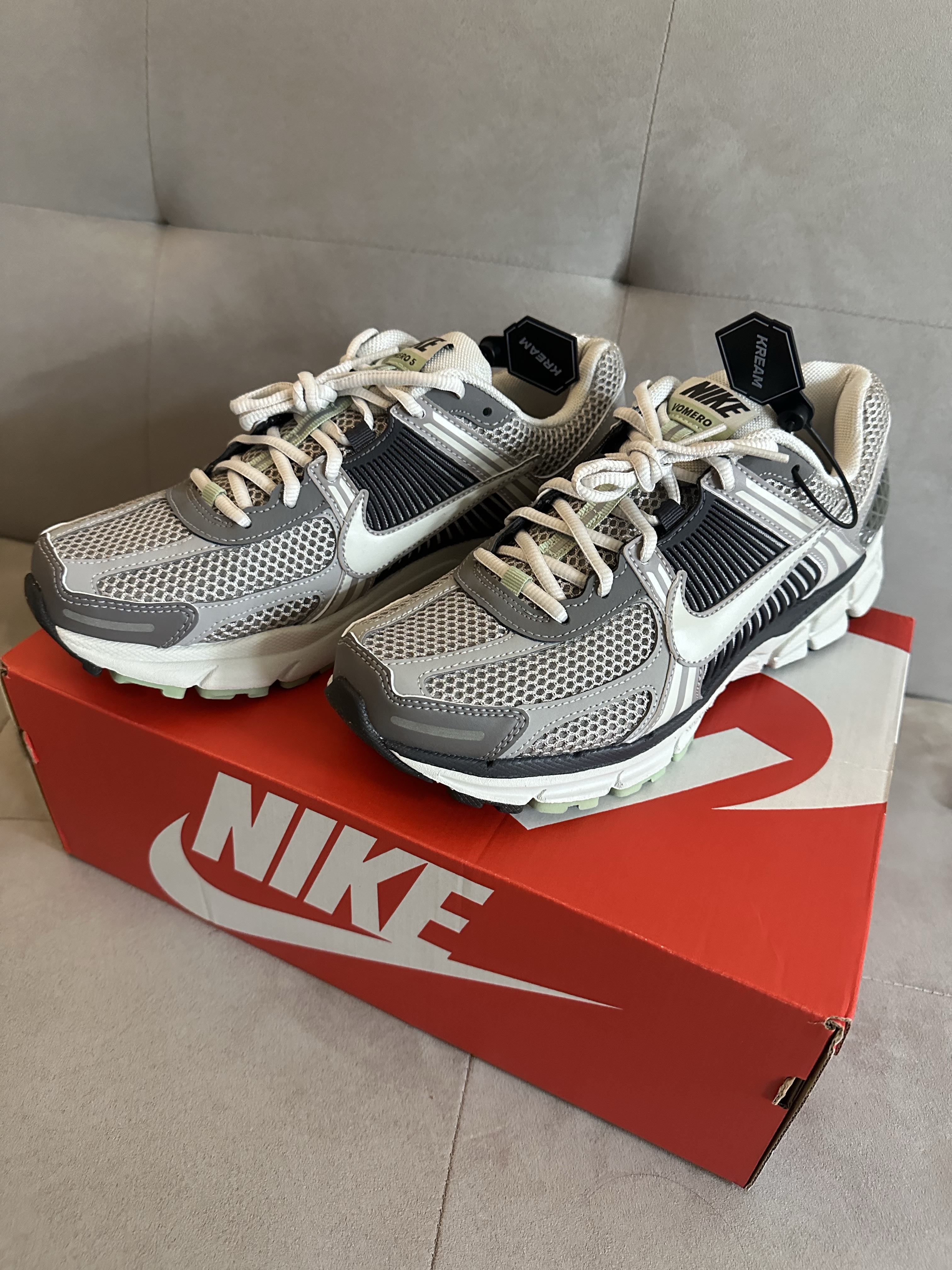 (W) Nike Zoom Vomero 5 Cobblestone and Flat Pewter 착용 스타일 - 1