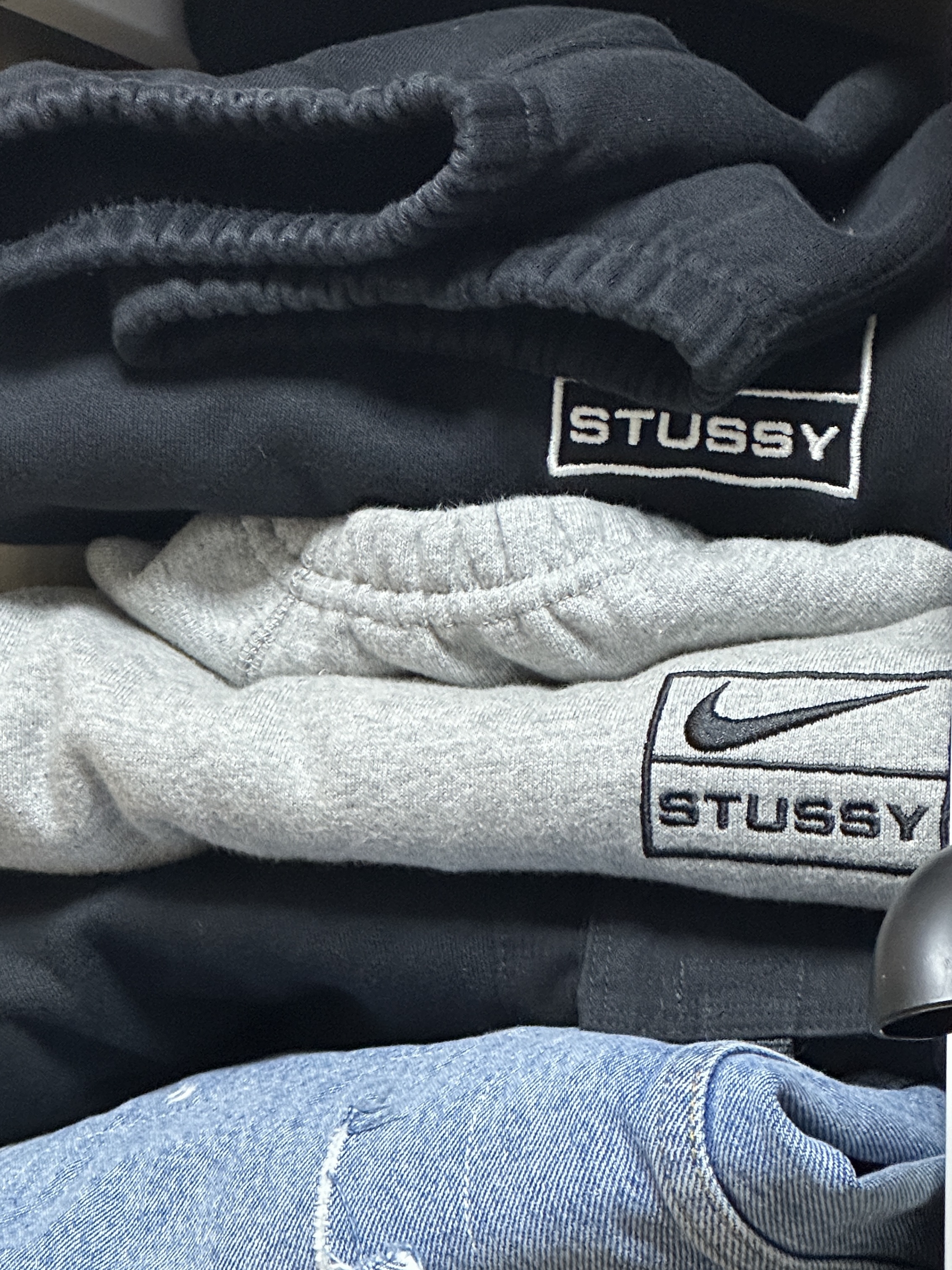 Nike x Stussy NRG Washed Fleece Pants Black (DO5296-010), Nike x Stussy NRG RA Fleece Pants Dark Grey Heather (DJ9490-063) 착용 스타일